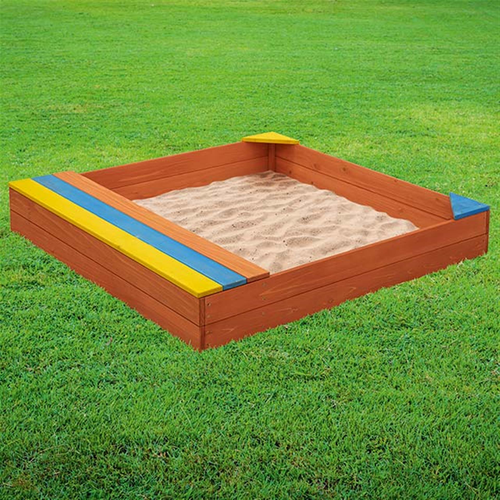 Sandkasten mit Holzrahmen und farbigem Bänkli