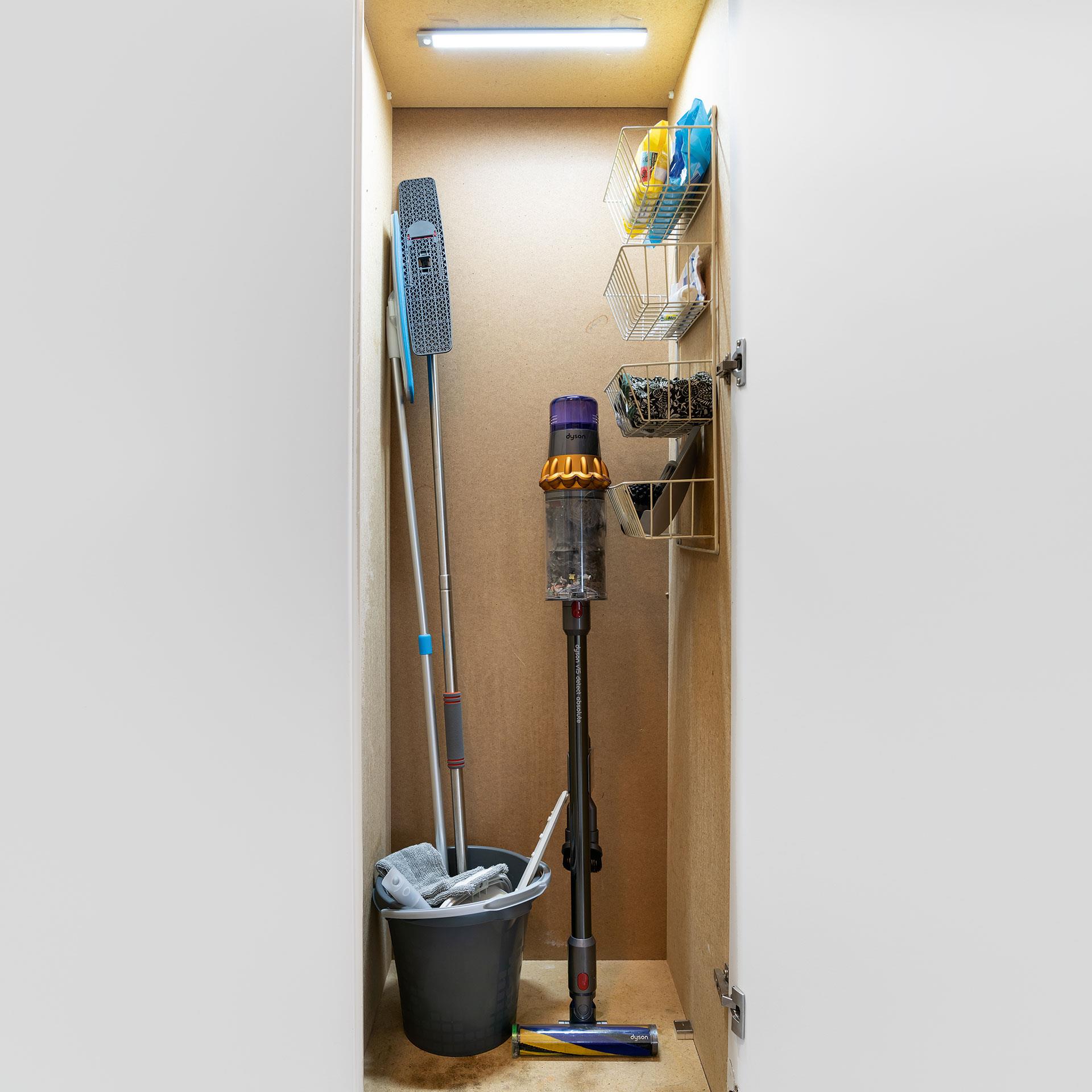 MAXTECH LED-Leiste mit Bewegungssensor, 40 cm lang, für automatische Beleuchtung in Schränken, Fluren oder als Unterbauleuchte.