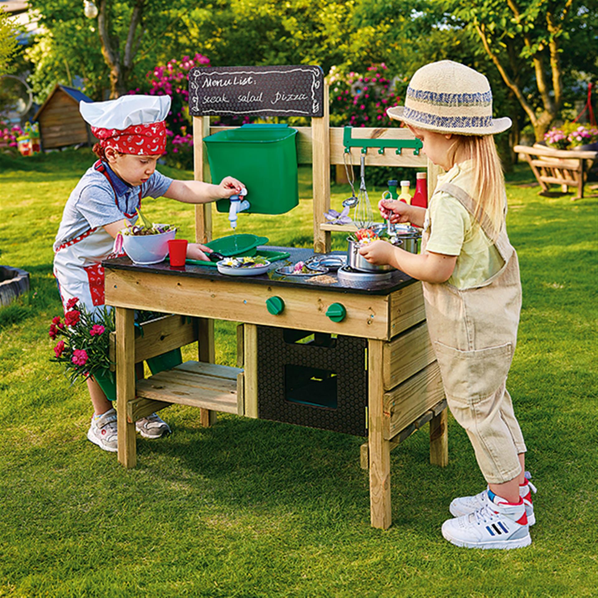 Outdoorküche aus Holz und Kunststoff