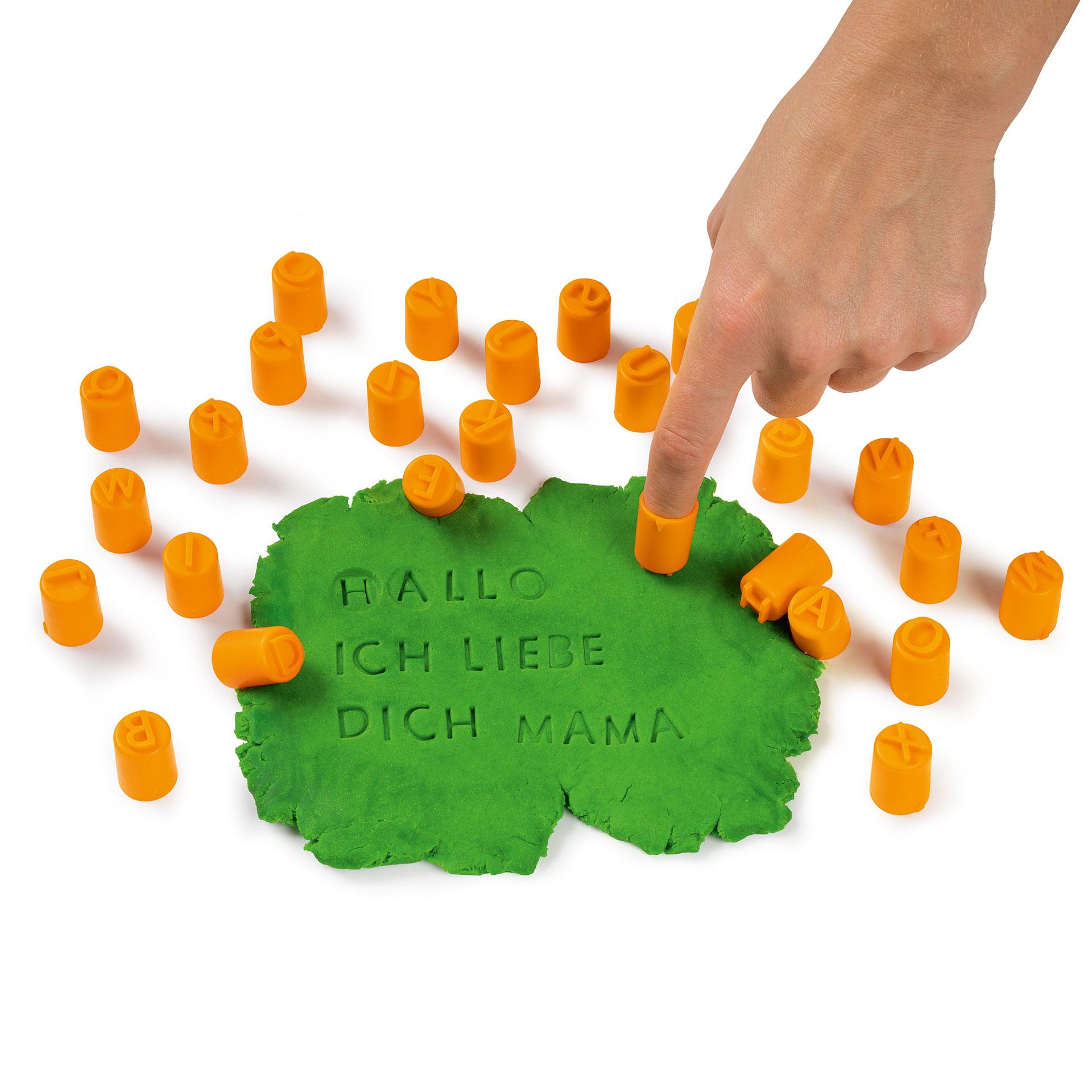 Lettres et chiffres tamponnés au doigt