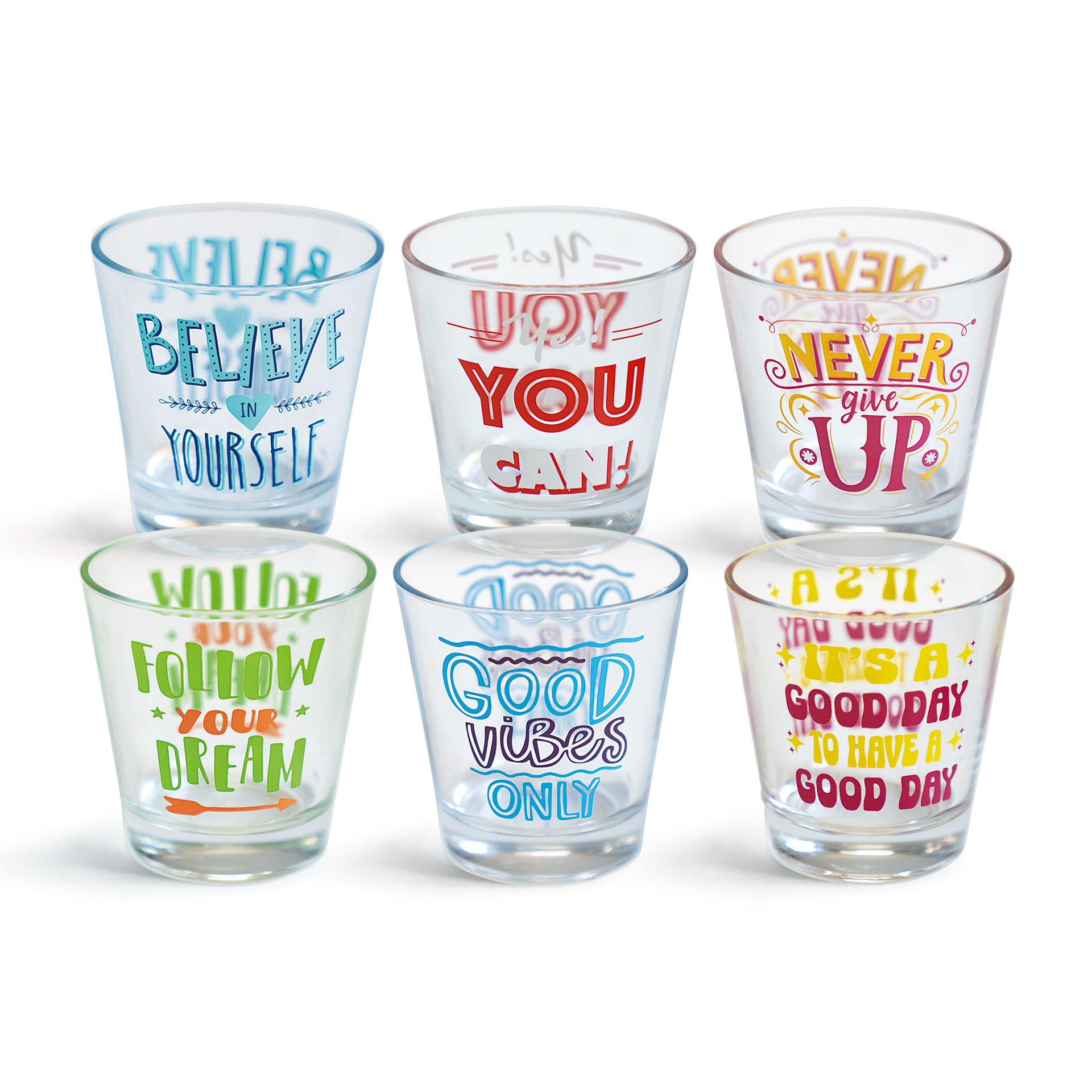 Bunte Trinkgläser mit motivierenden Sprüchen in verschiedenen Farben, ideal für Wasser, Säfte oder Cocktails. Set mit 6 Gläsern, Fassungsvermögen 250 ml