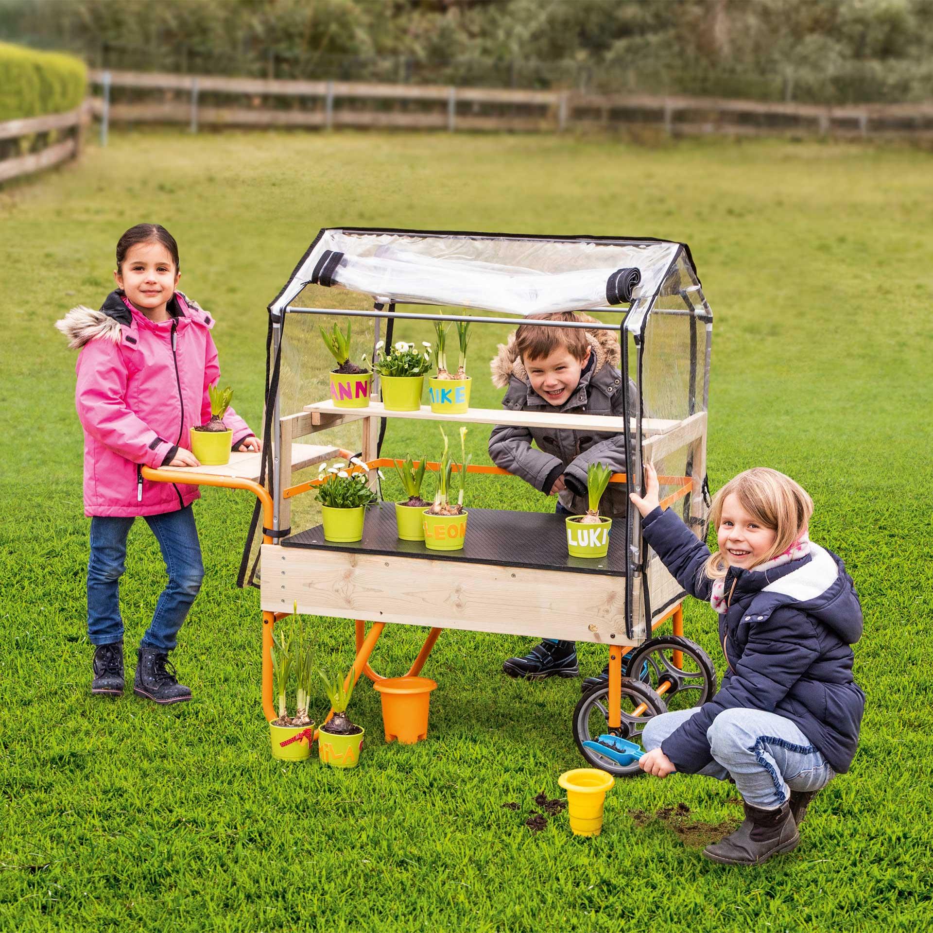Mini-serre mobile pour enfants avec toit transparent, support en bois et grandes roues - plantée de pots et d'herbes aromatiques