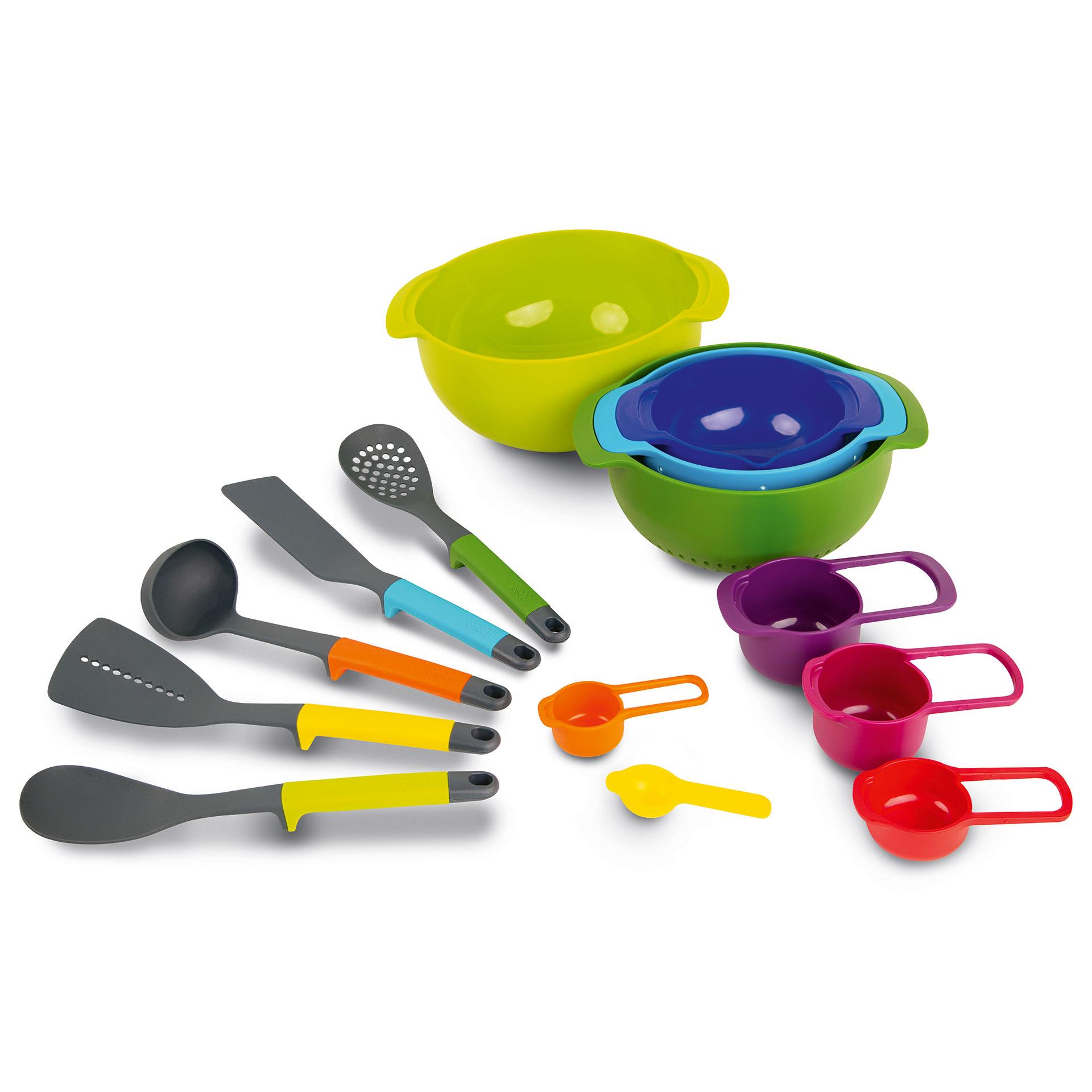 Kinderküchen-Utensilien-Set Joseph mit 14 Teilen, darunter Rührschüsseln, Siebe, Löffel und Wender, im Design echter Küchenhelfer, kindgerecht gestaltet