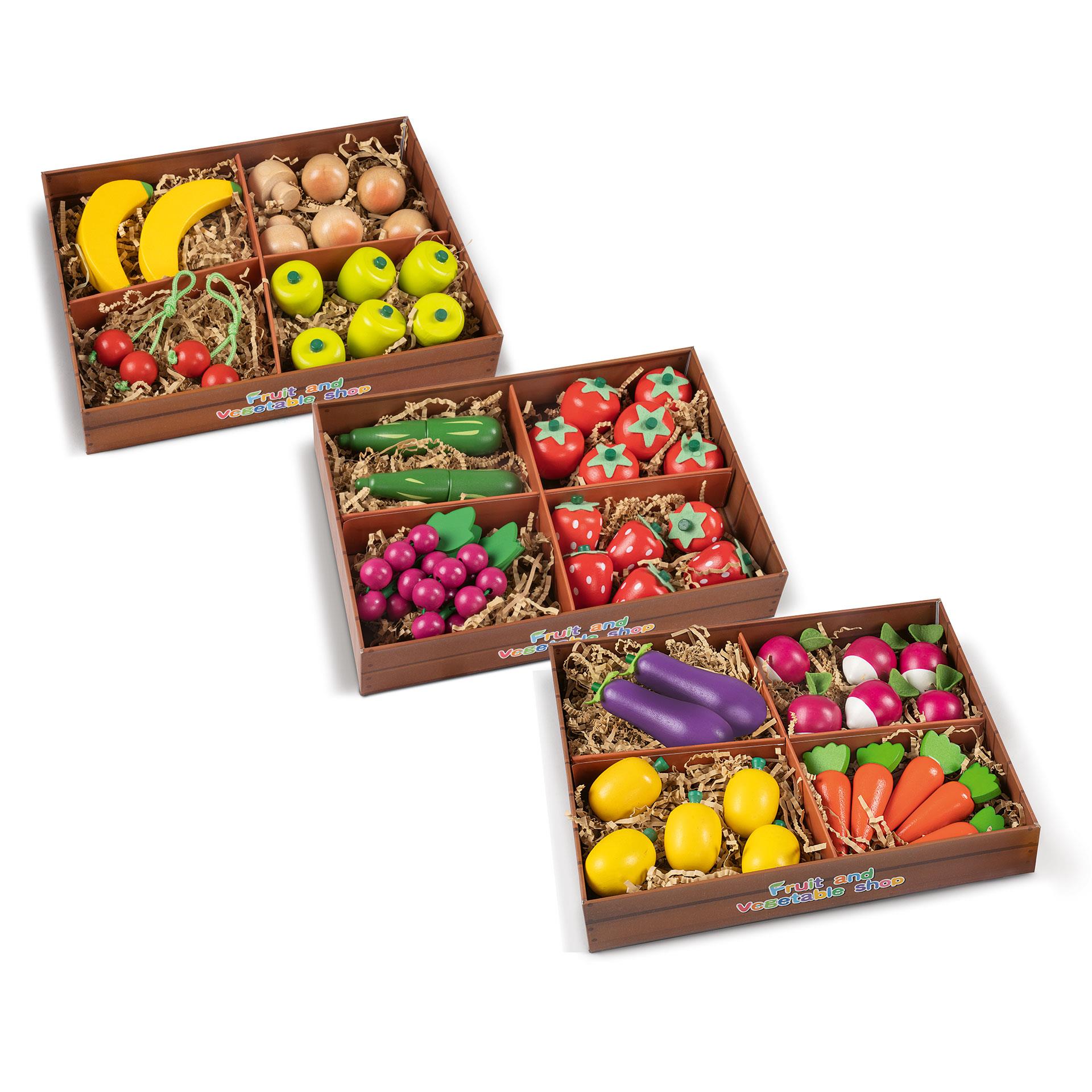 Drei Kartonboxen mit je vier Fächern, gefüllt mit farbigen Holzfrüchten und Holzgemüse in Papierstroh – ideal für Kaufladen oder Rollenspiel