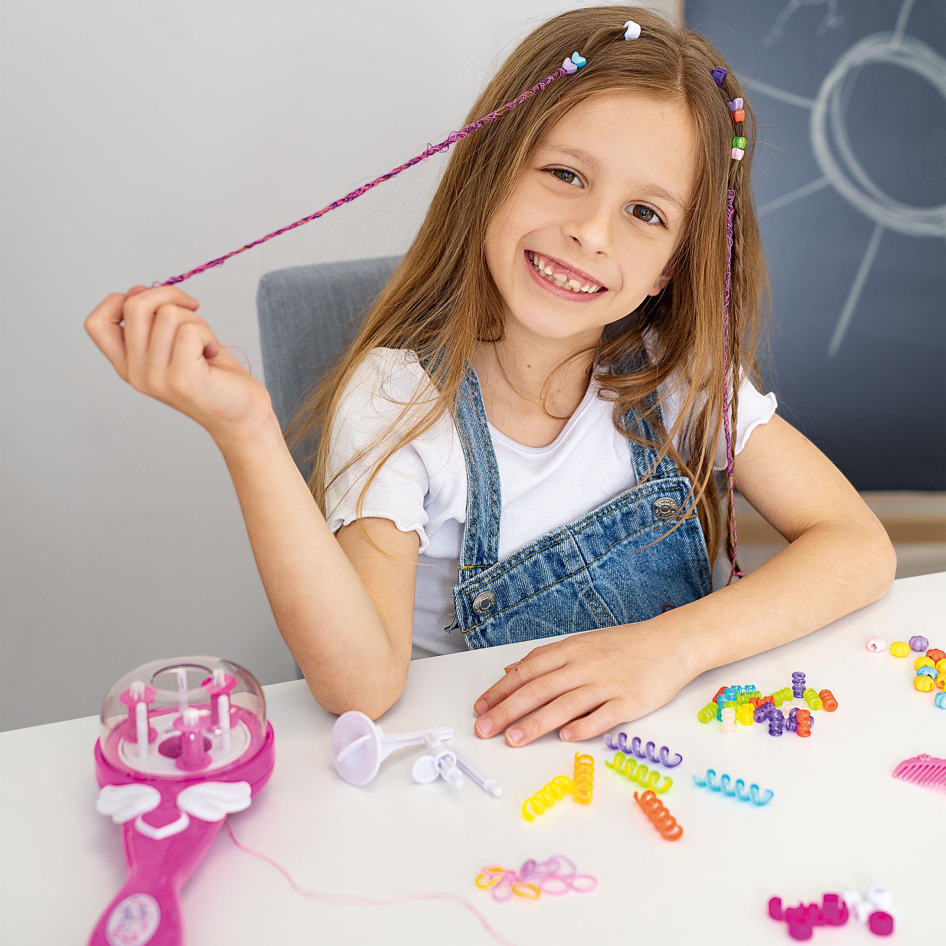 Elektrischer Haarflechter in Pink mit Zubehör-Set, inklusive Kamm, Gummis und bunten Perlen – ideal für kreative Kinderfrisuren