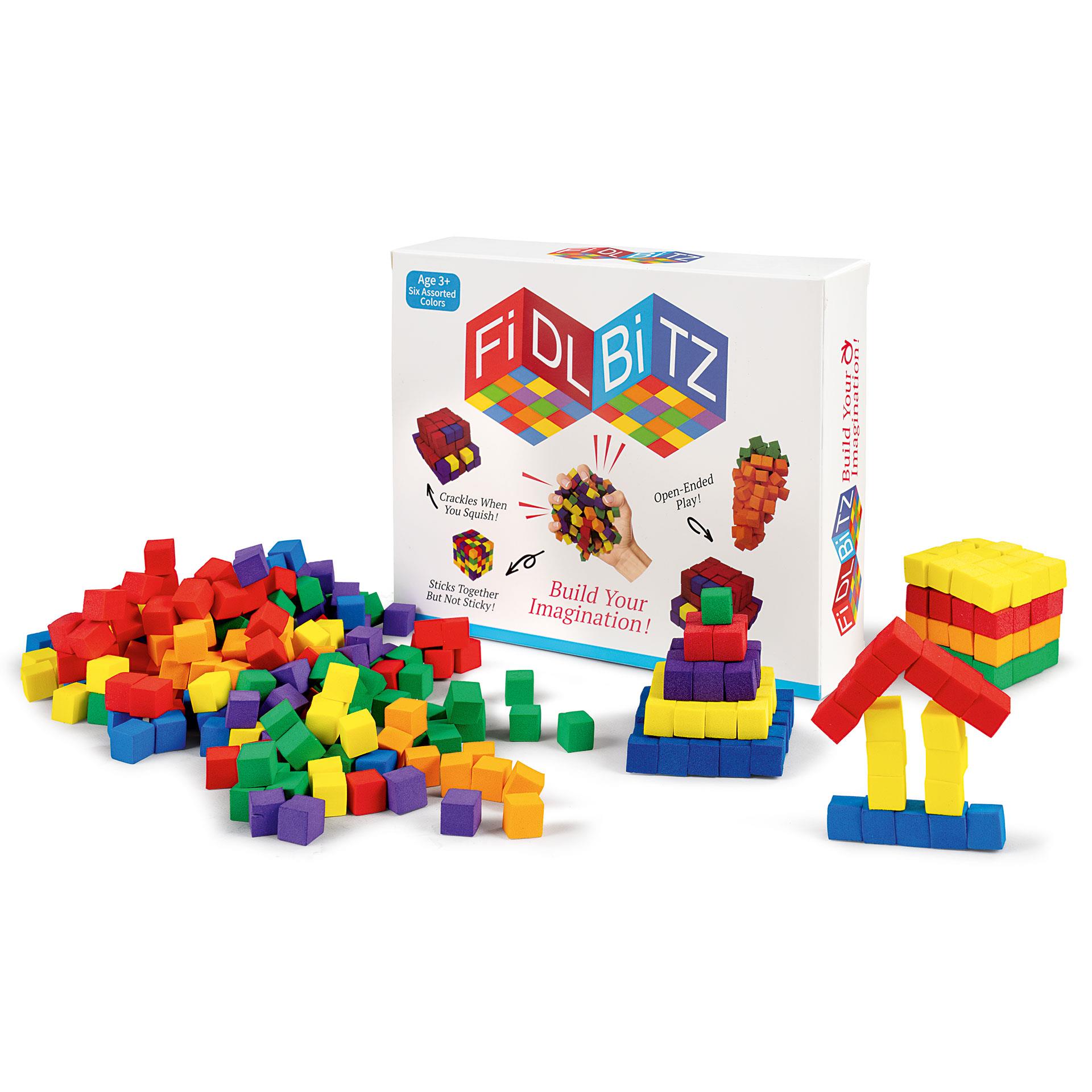 Zwei Sortierboxen mit bunten selbstklebenden Stickikubes in 6 Farben