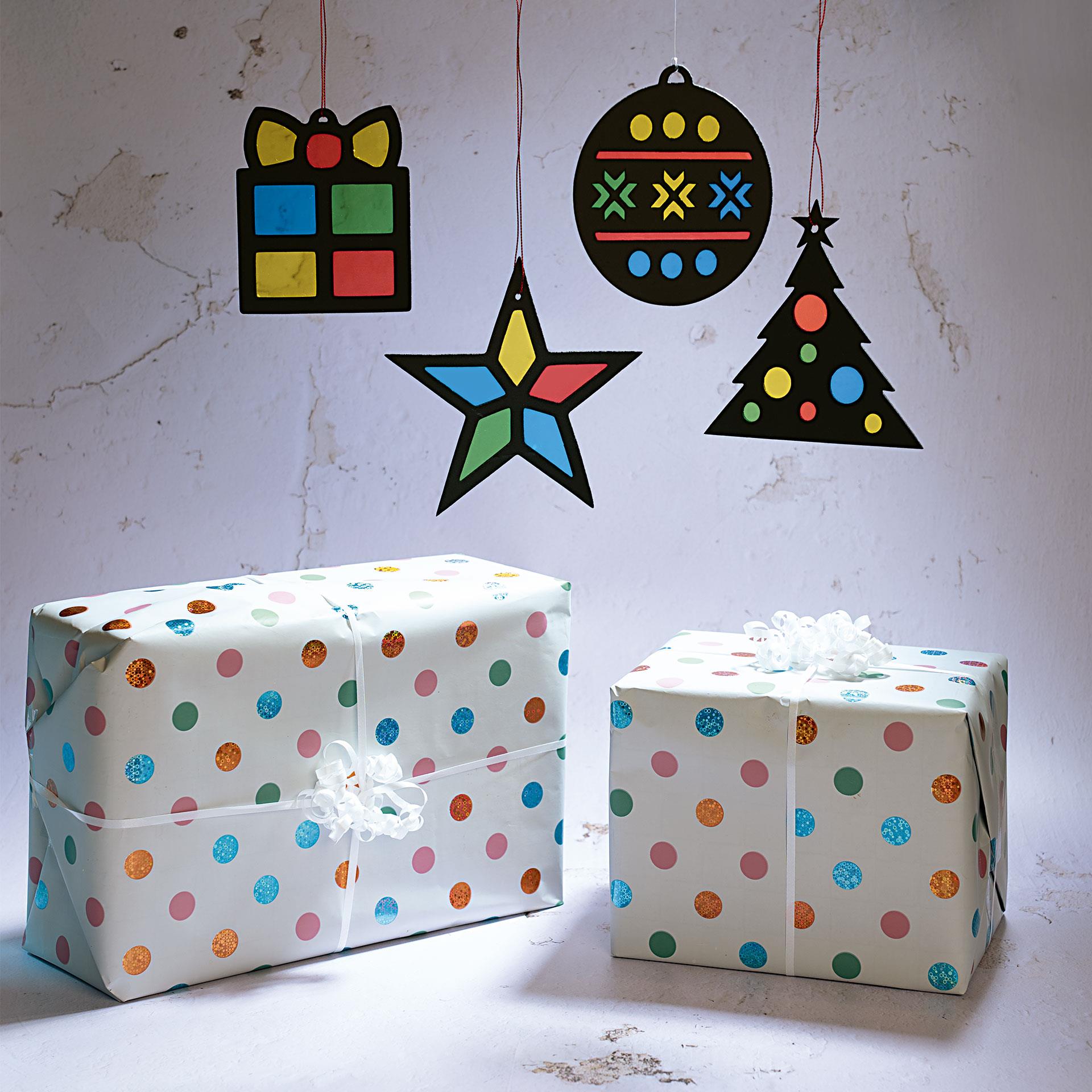 Moosgummi Bastelset mit Weihnachtsmotiven (Stern, Geschenk, Baum, Kugel), bunten Transparentfolien und Aufhängefäden
