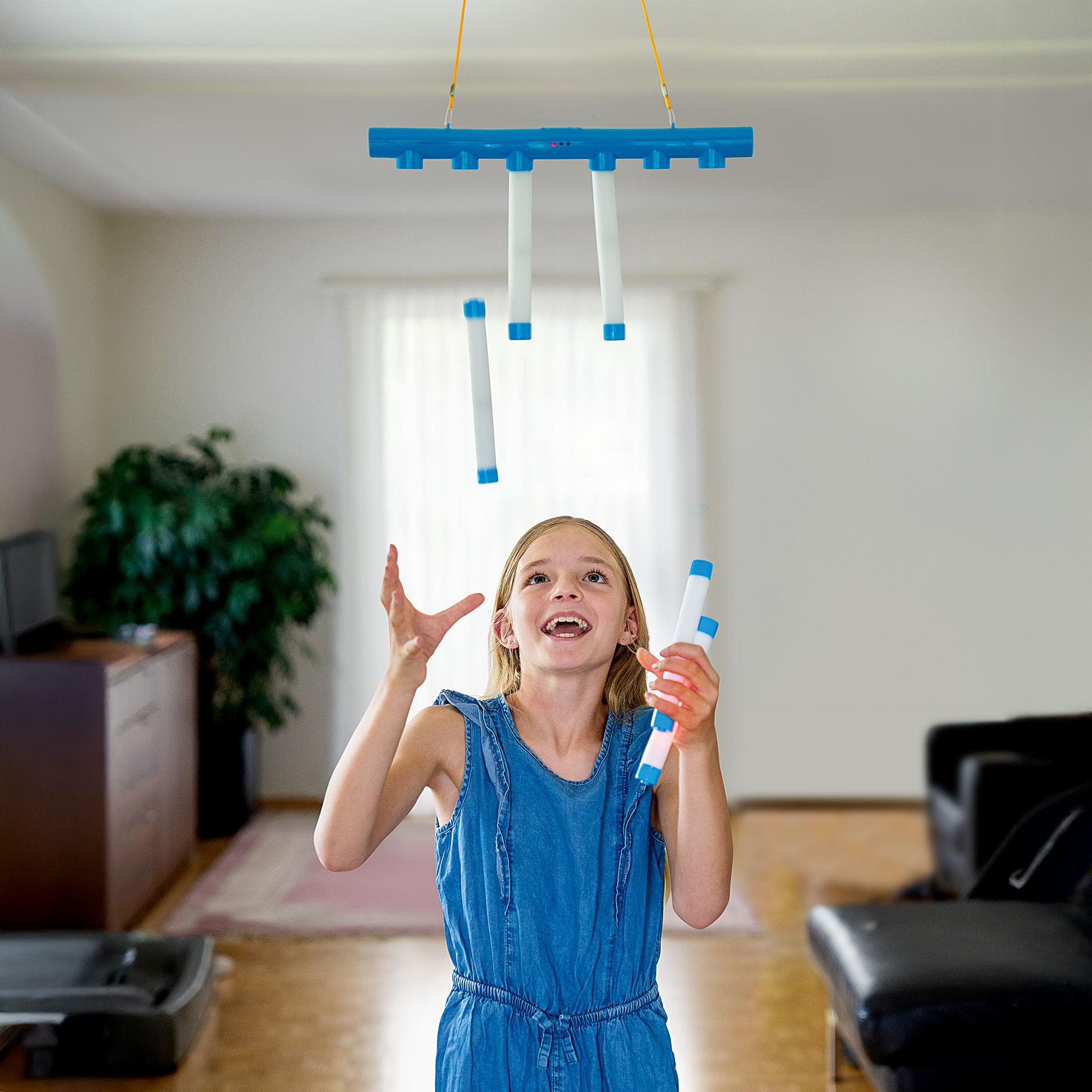 Jeu avec support bleu et 6 bâtons, dans lequel les enfants doivent réagir rapidement aux bâtons qui tombent