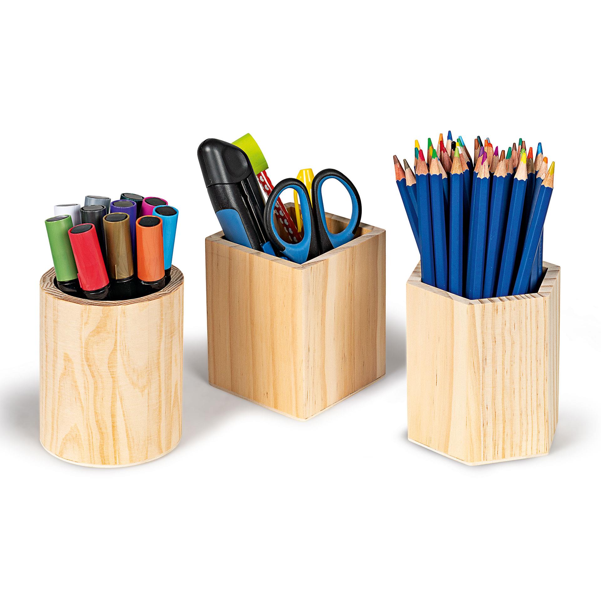 Drei naturbelassene Stiftehalter aus Holz in unterschiedlichen Formen, ideal zum Bemalen, als Schreibtisch-Organizer oder kreative Bastelidee