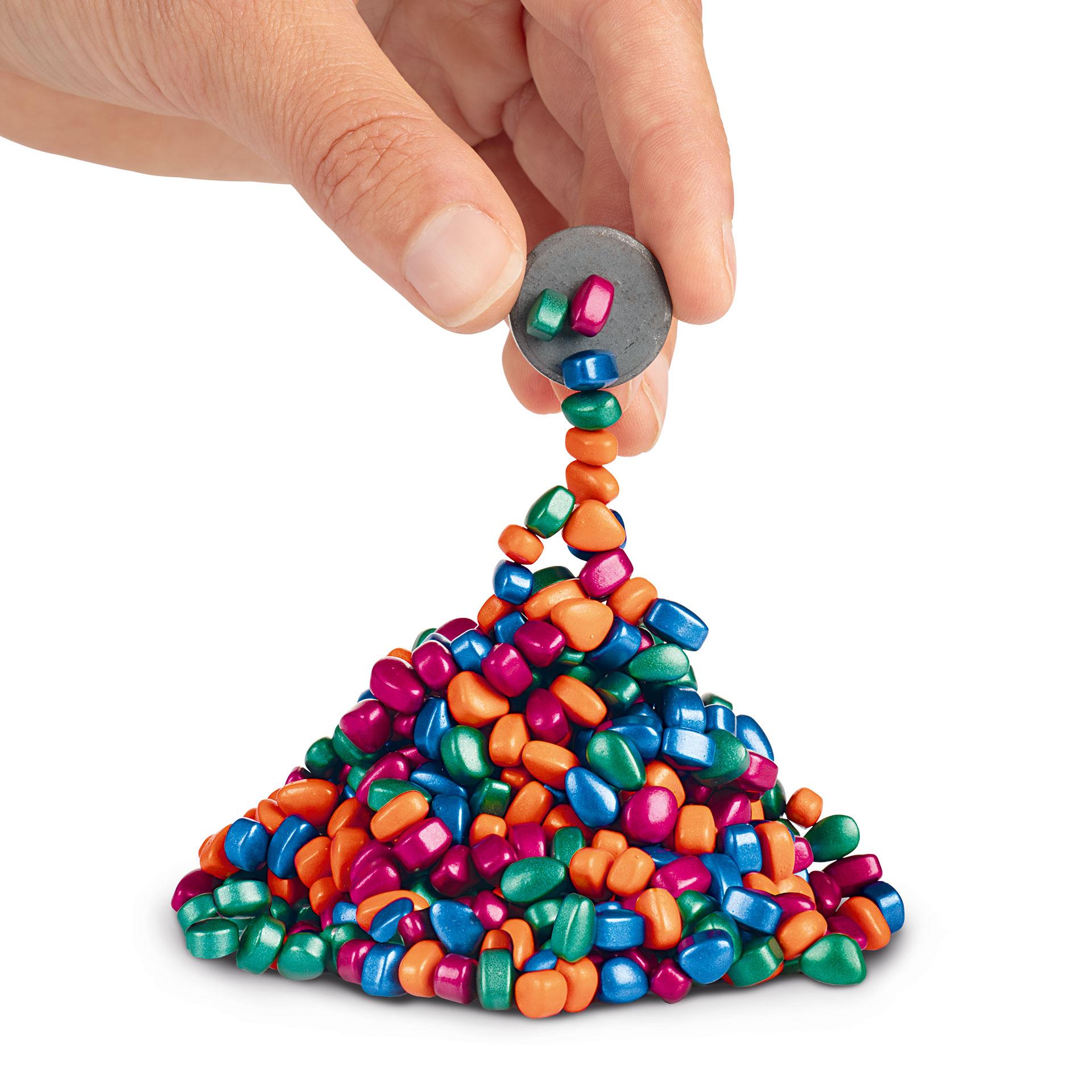 Bunte magnetische Fidget-Steine in einer Metalldose