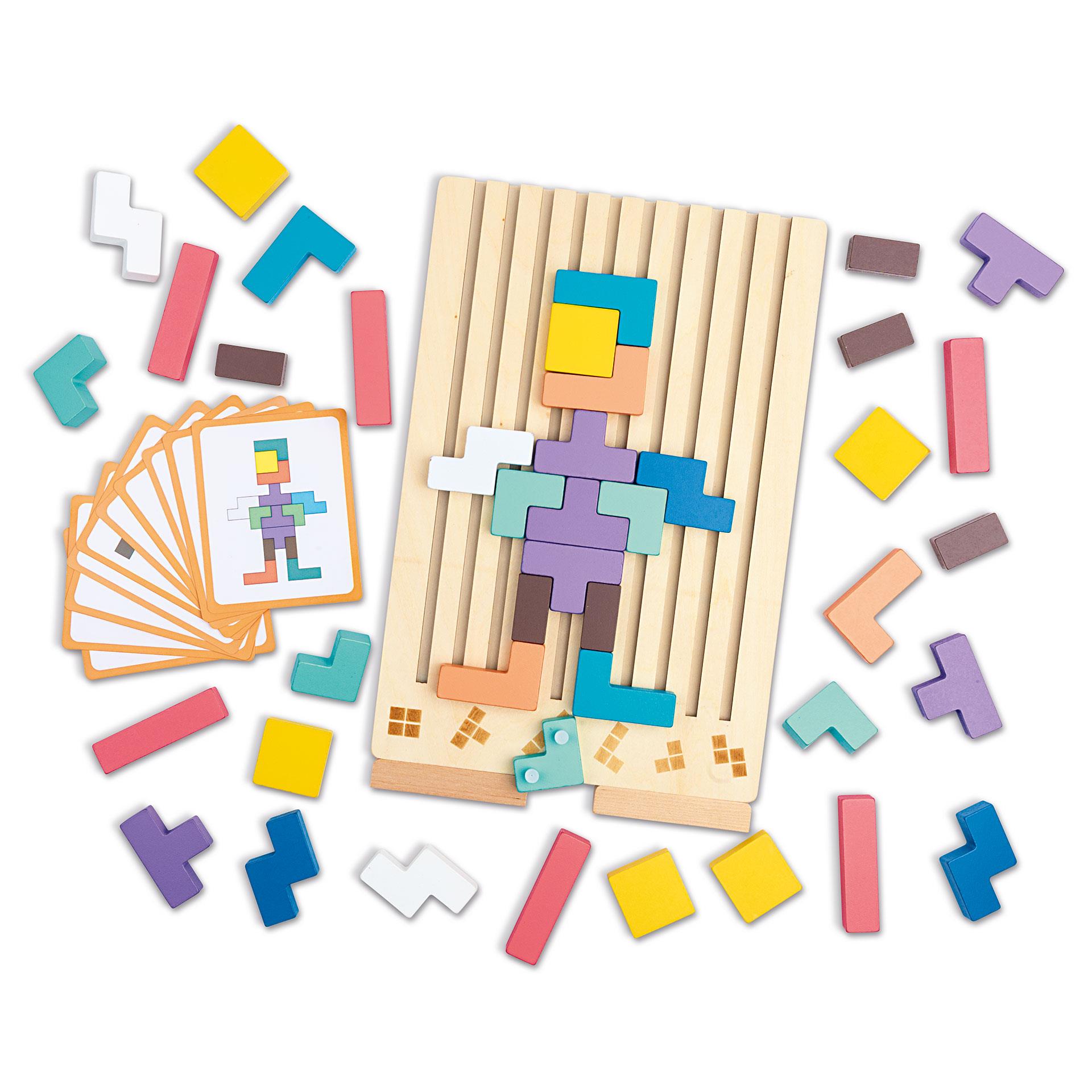 Holz-Tetris-Spiel mit bunten Formen, die von oben in eine Spieltafel gesteckt werden