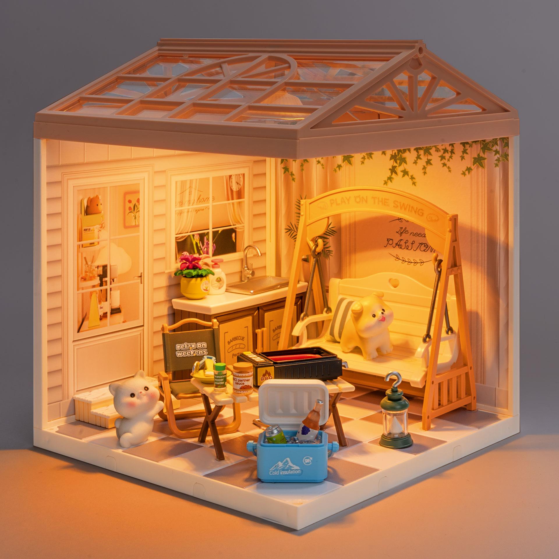 Miniaturhaus Innenhof mit Gartenmöbeln, Schaukel und LED-Beleuchtung – DIY-Modell zum Basteln