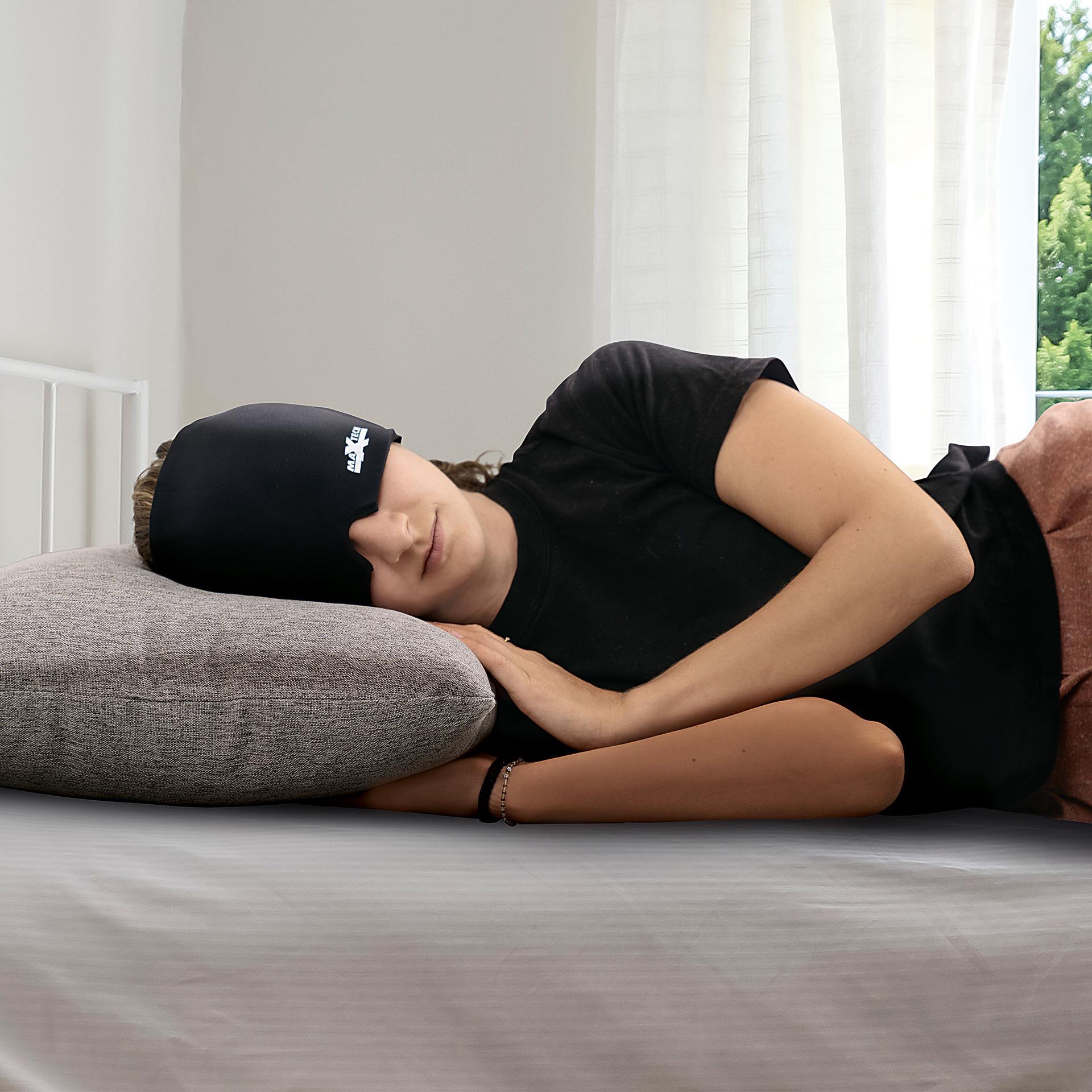 Schwarze Gelmaske mit lichtdichtem Material, bedeckt Stirn und Augen, geeignet für Kühl- oder Wärmeanwendung bei Migräne oder Kopfschmerzen