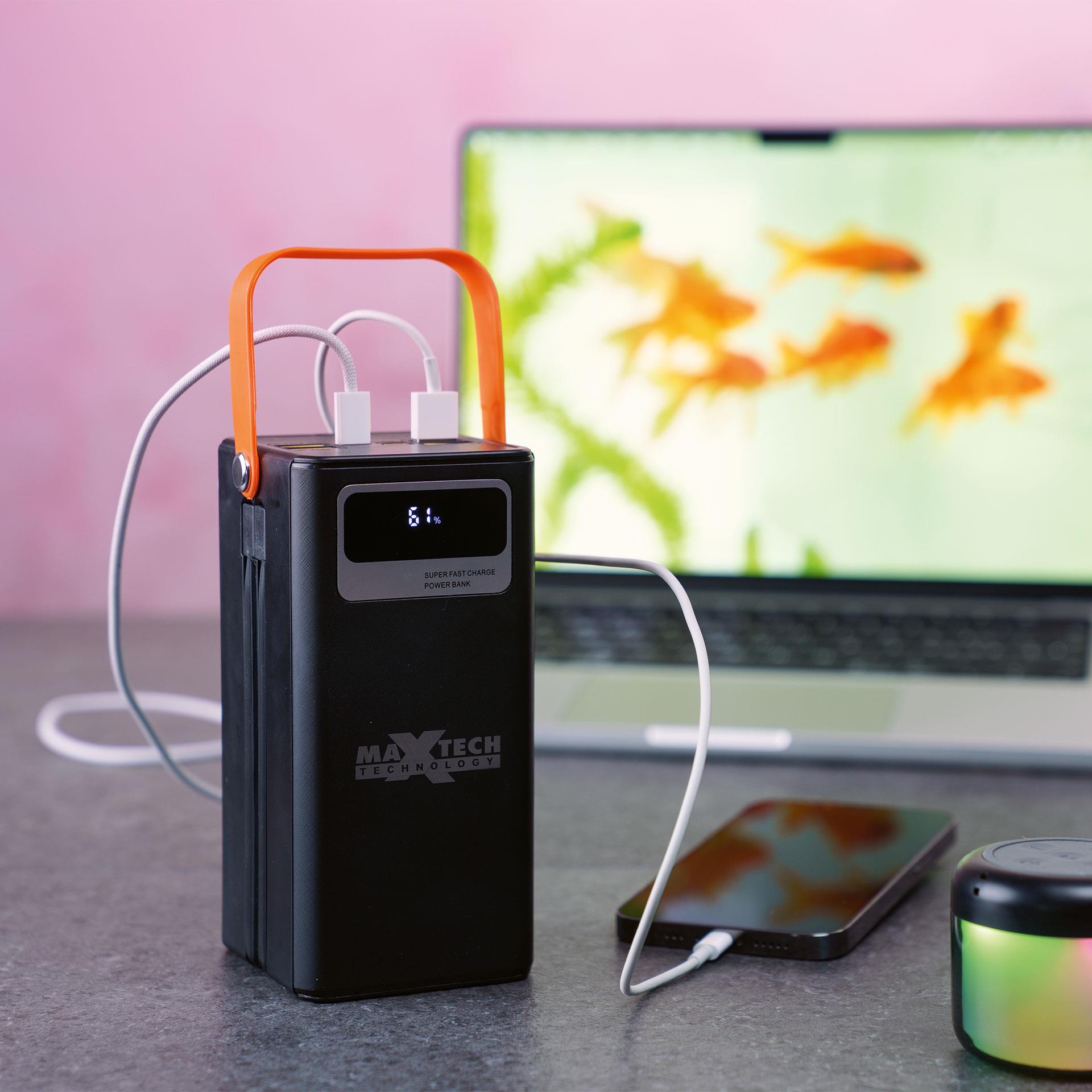 Schwarze Powerbank mit orangem Henkelgriff, integrierten USB-C- und Lightning-Kabeln sowie Lichtfunktion, geeignet zum schnellen Aufladen mobiler Geräte unterwegs