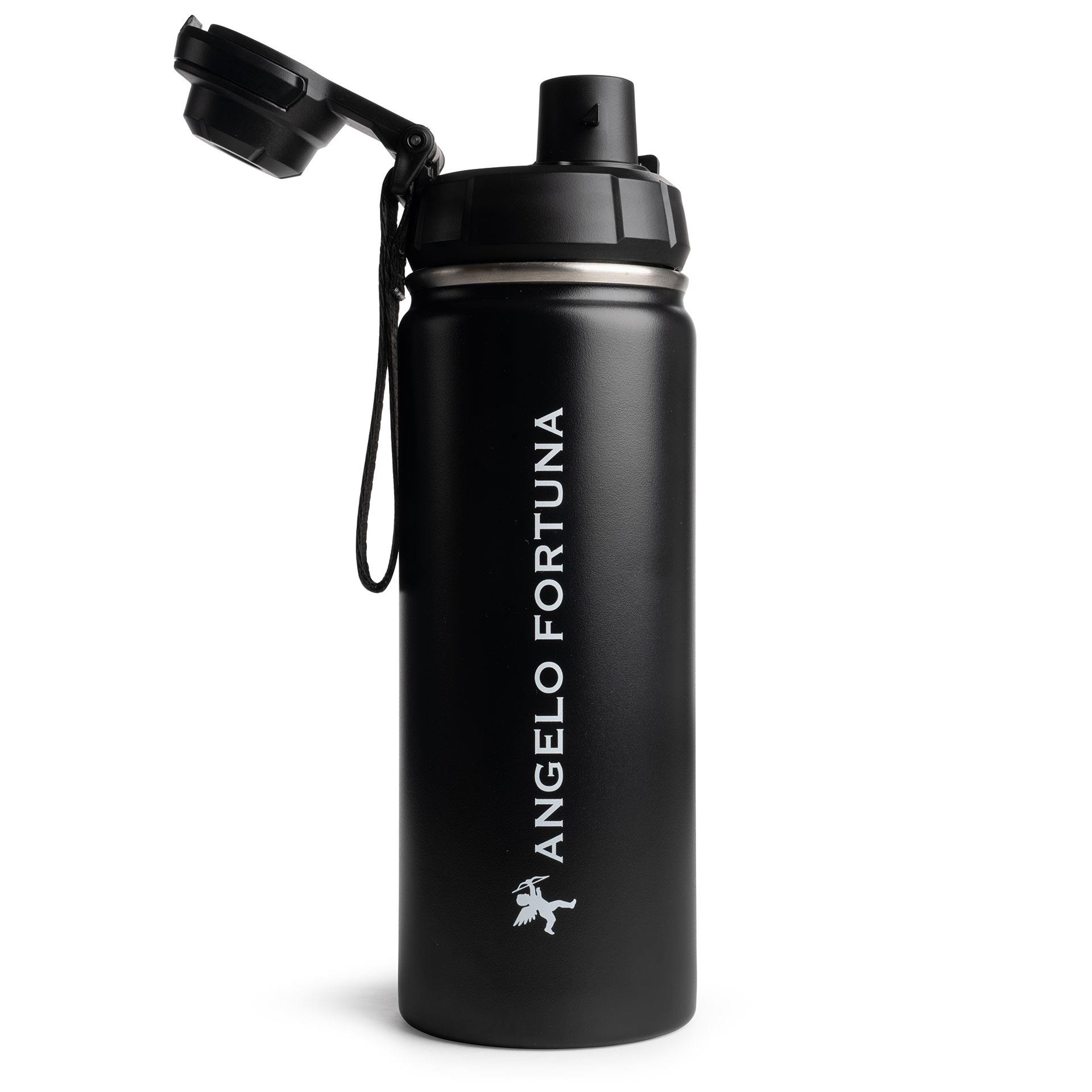 Schwarze Edelstahl-Trinkflasche mit mattierter Oberfläche, Trinkverschluss mit Kordel und aufgedrucktem Angelo-Fortuna-Schriftzug