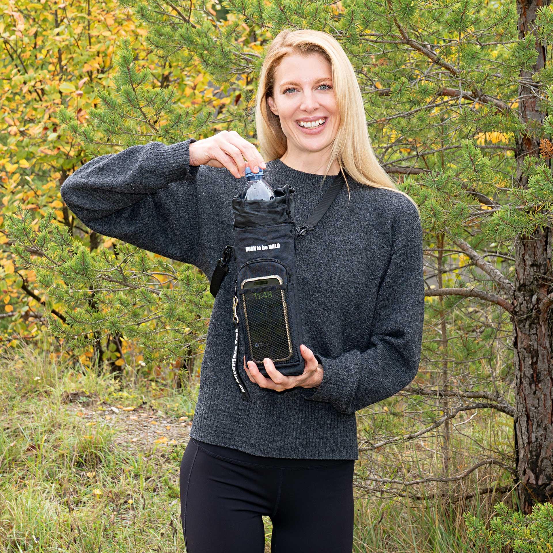 Zwei schwarze Crossbody-Taschen für Wasserflaschen und dazu passende Schlüsselanhänger