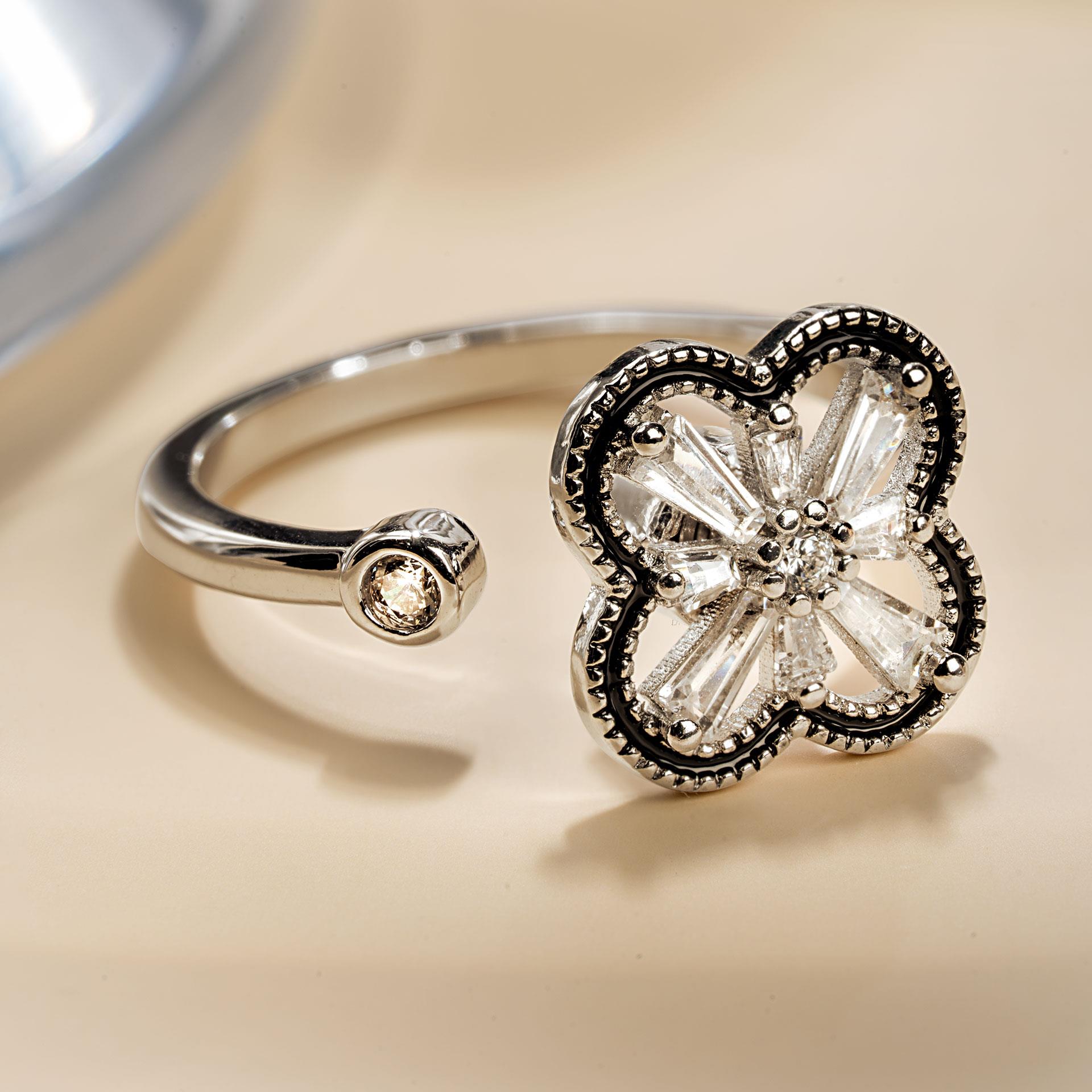 Silberfarbener Anti-Stress-Ring mit drehbarer Blütenfront und klaren Steinen
