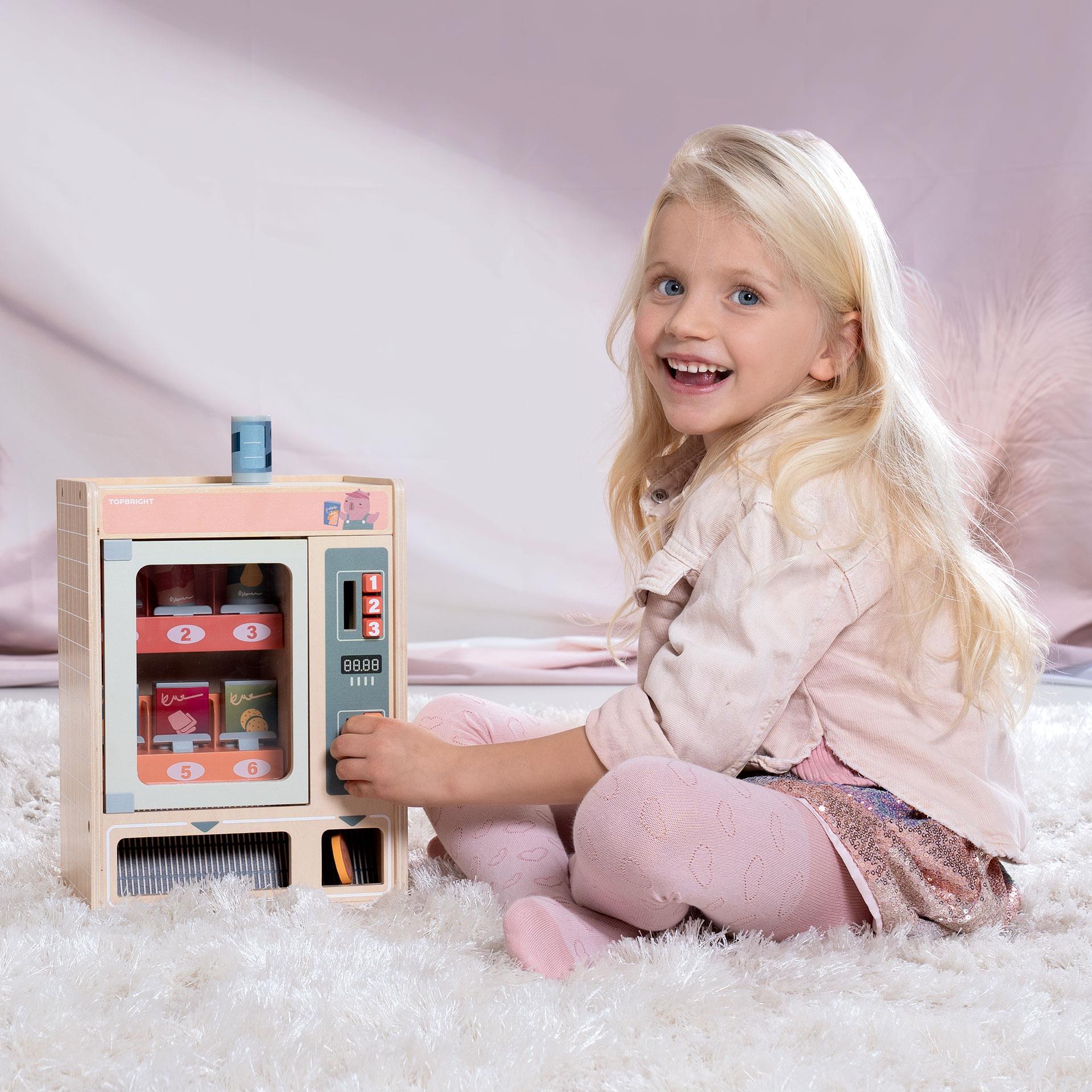 Holz-Verkaufsautomat Shop & Go mit Sichtfenster, nummerierten Knöpfen, Münzschlitzen sowie Holz-Snacks, Getränkedosen und Münzen als Zubehör