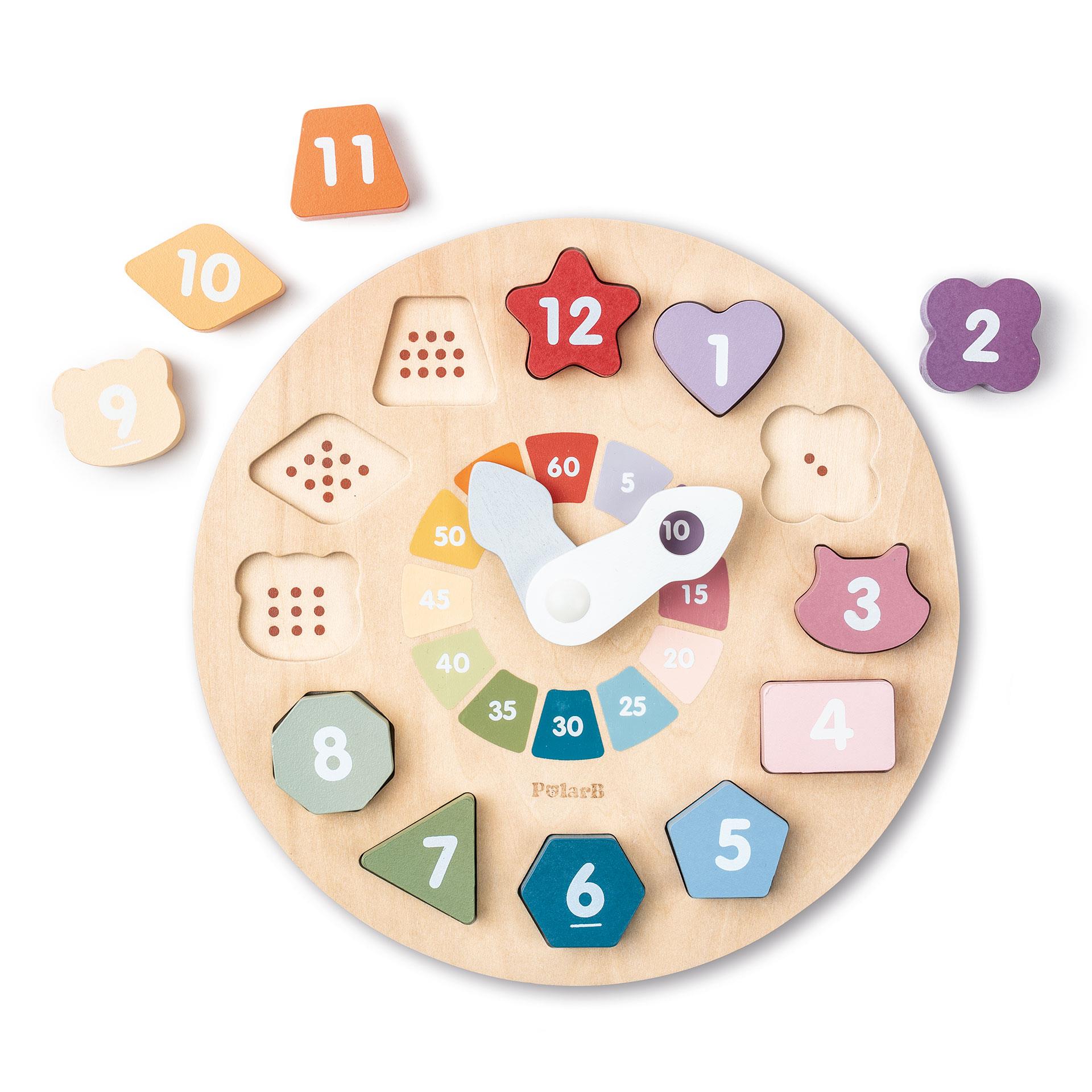 Orologio rotondo in legno con numeri colorati rimovibili di diverse forme e lancette bianche