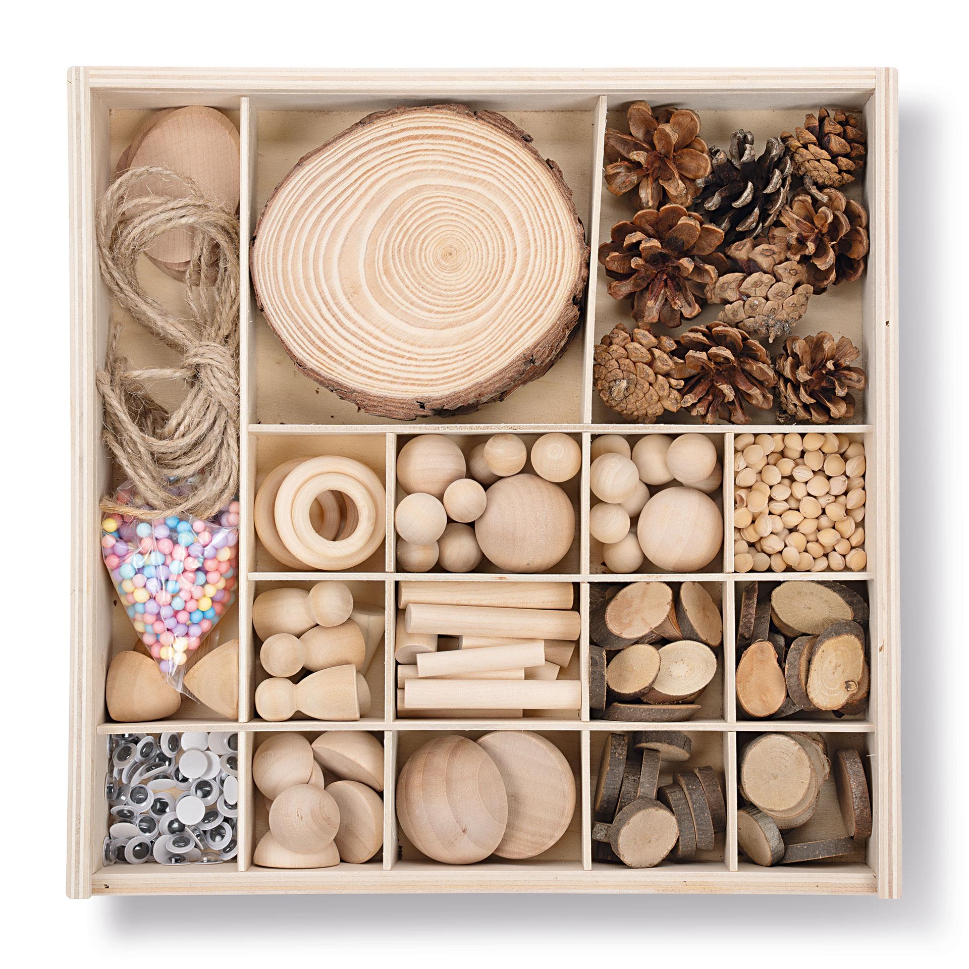 Quadratische Holz Bastelbox mit vielen sortierten Holzteilen und Naturmaterialien in Fächern sowie passender Kartonverpackung