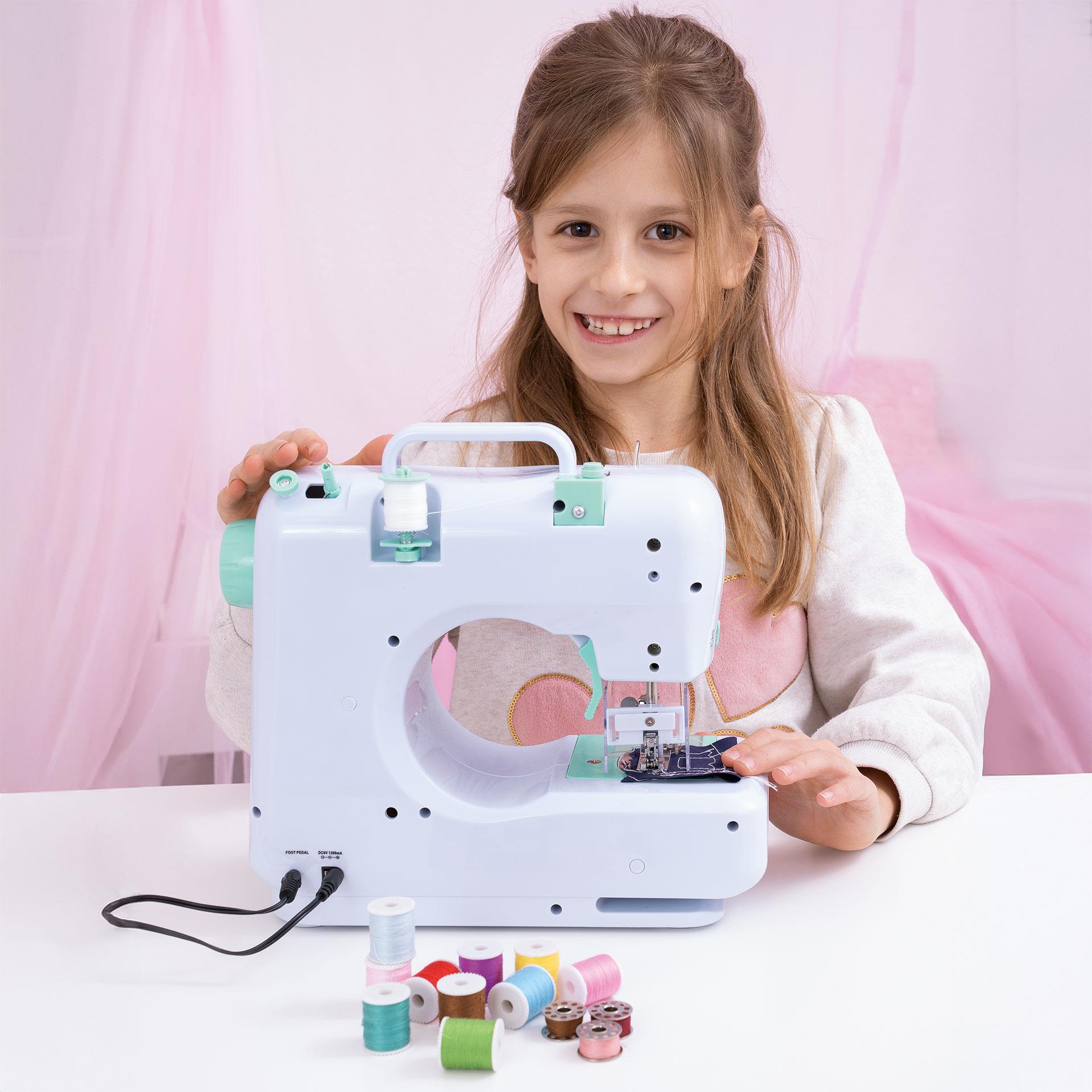 Weisse Nähmaschine mit 12 Stichprogrammen und Nadelschutz; mit Fusspedal, Garnrollen, Spulen, Nadeleinfädler und Nadel