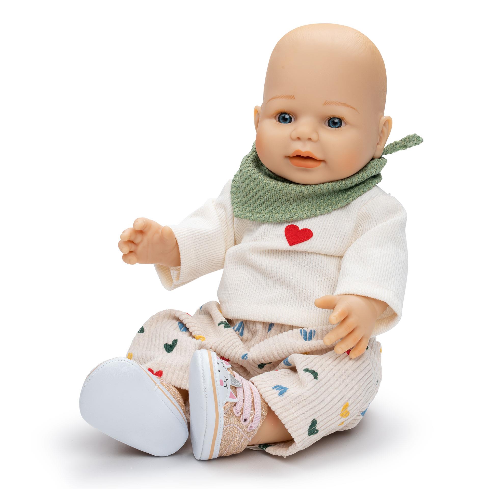 Baby-Puppe trägt weisses Sweatshirt mit rotem Herz, Kordhose mit Herzchen-Print und salbeigrünes Halstuch