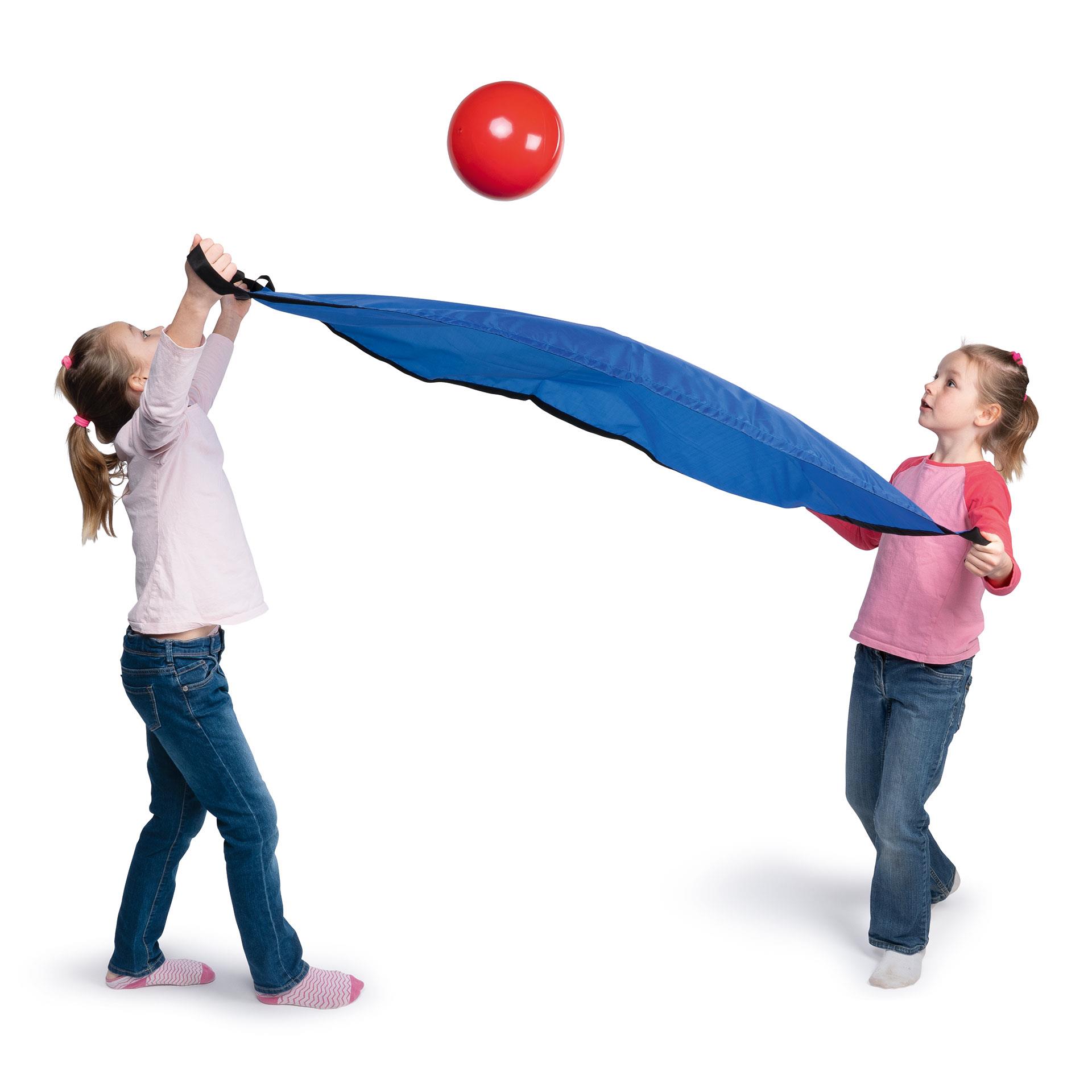 6 zusammengefaltete Schwungtücher in Grün, Rot, Blau, Gelb, Violett und Orange, jeweils mit angenähten Griffen