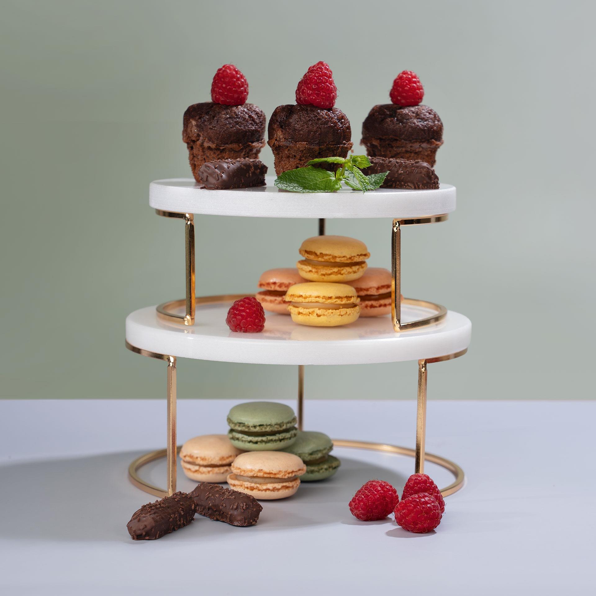 Zweiteiliges Set: runde Marmorplatten auf goldfarbenen Metallständern als elegante Etagere für Desserts
