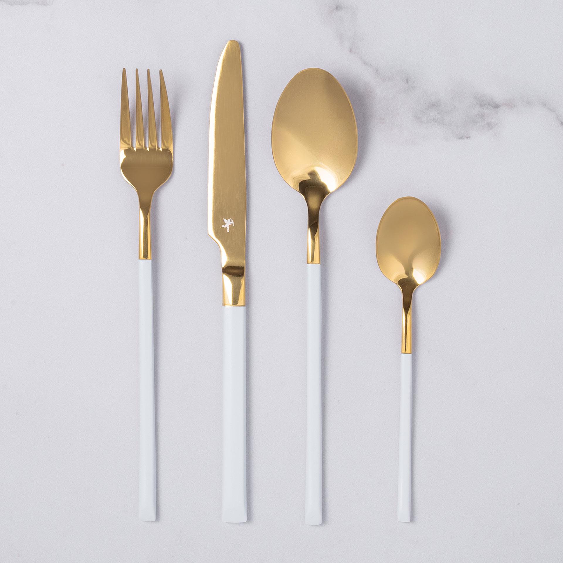 Goldenes Besteckset mit weissen Griffen bestehend aus 24 Teilen - je 6 Messer, Gabeln, Löffel und Teelöffel