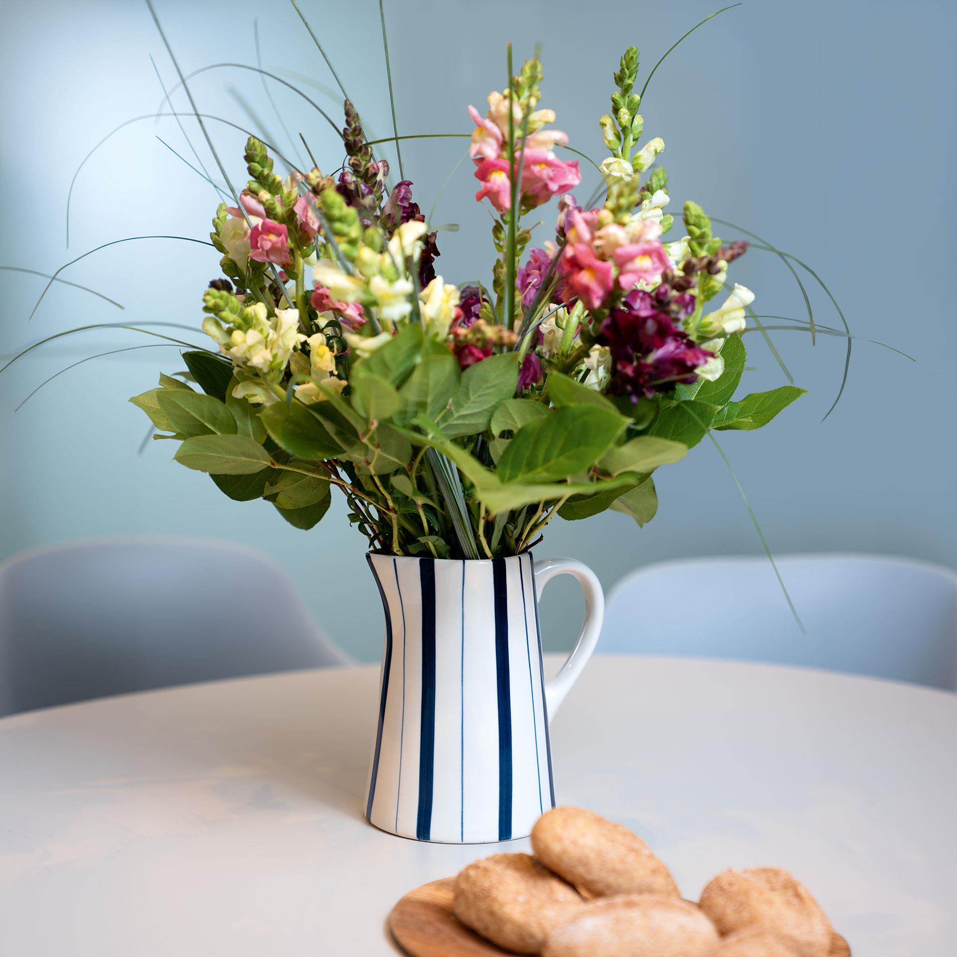 Krug in blau-weiss gestreiftem Design mit Henkel, runder Fuss Ø 13 cm, 18 cm hoch