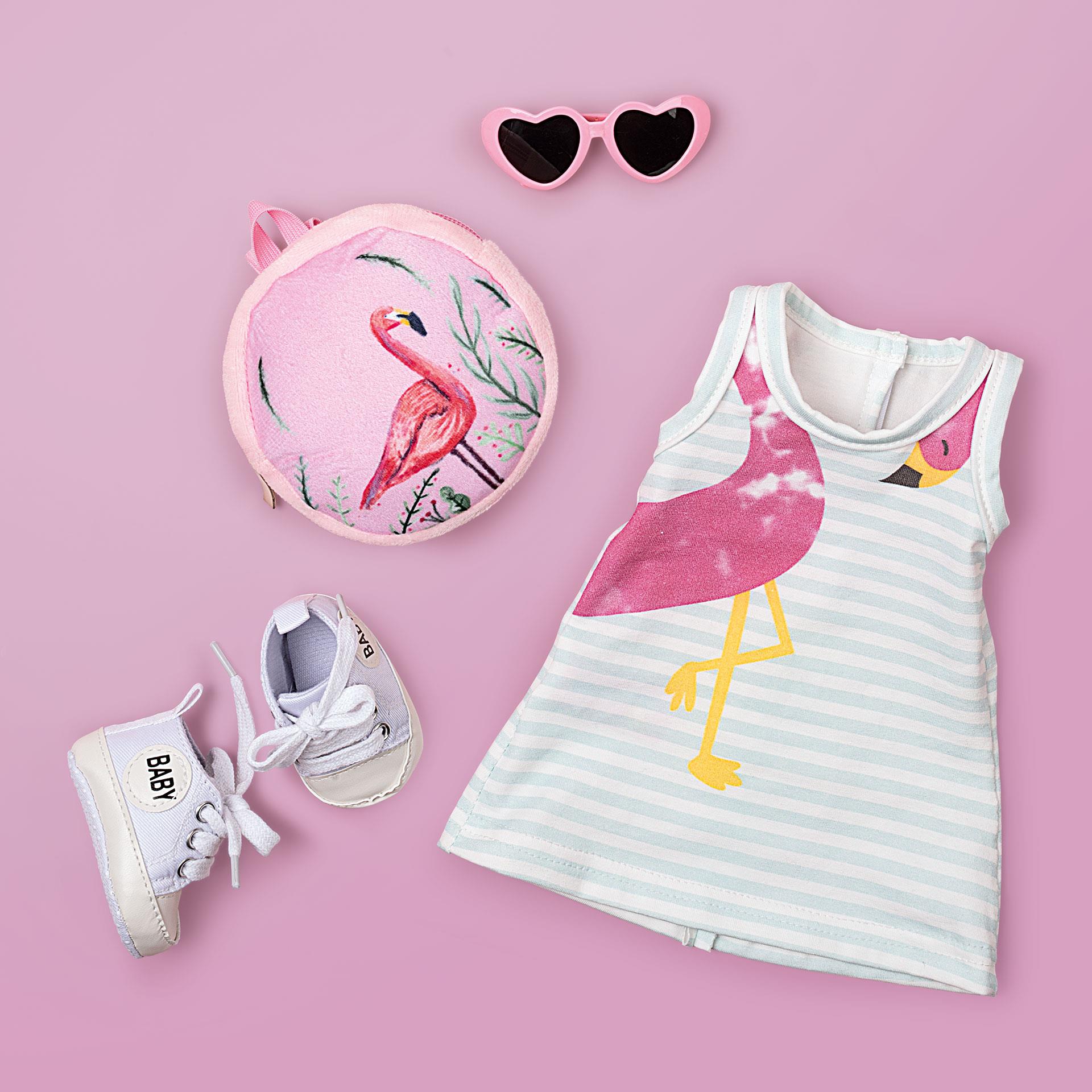 Puppen Sommer Outfit Set mit Flamingo Kleid, Sneakern, Herz Sonnenbrille und Plüschrucksack