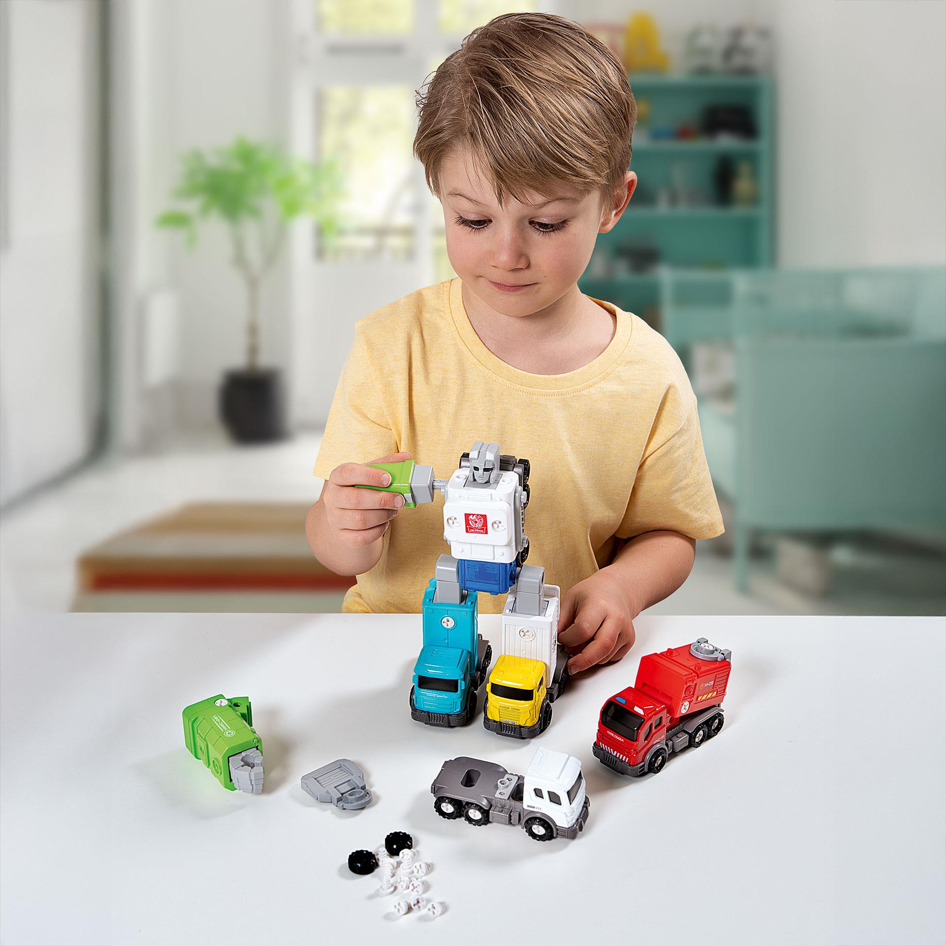 Kit robot da costruire in cui 5 camion vengono assemblati con viti e combinati in un grande robot