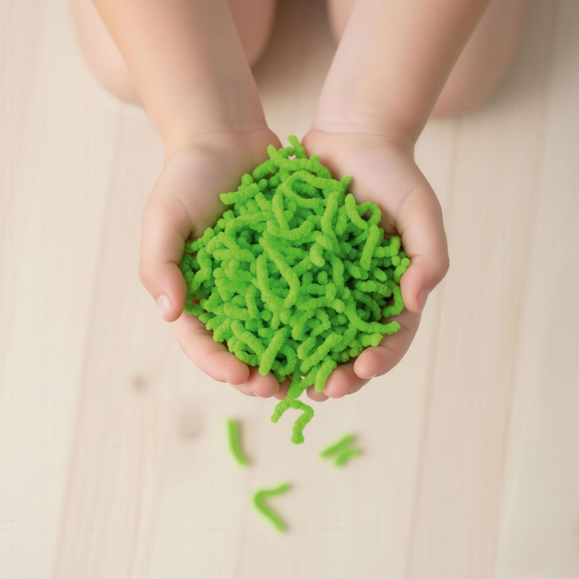 Dose mit grünen Squishy Würmern zum Drücken und Ziehen als weiches Fidgetspielzeug