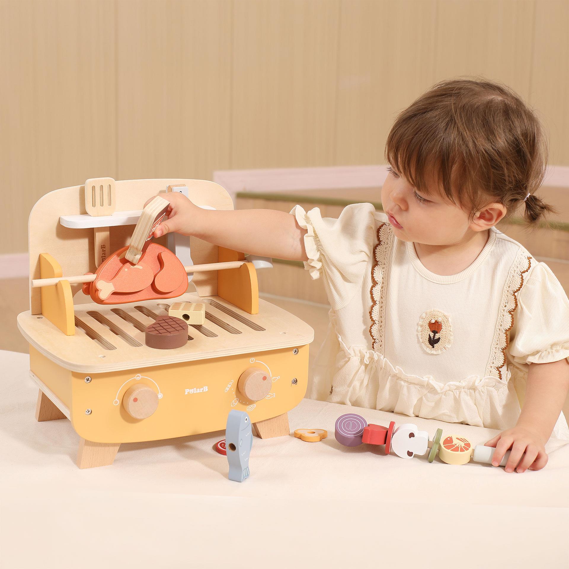 Holz-Tischgrill Spielset für Kinder mit Grillzange, Schaber, Spiessli, BBQ-Sauce und verschiedenen Grillzutaten