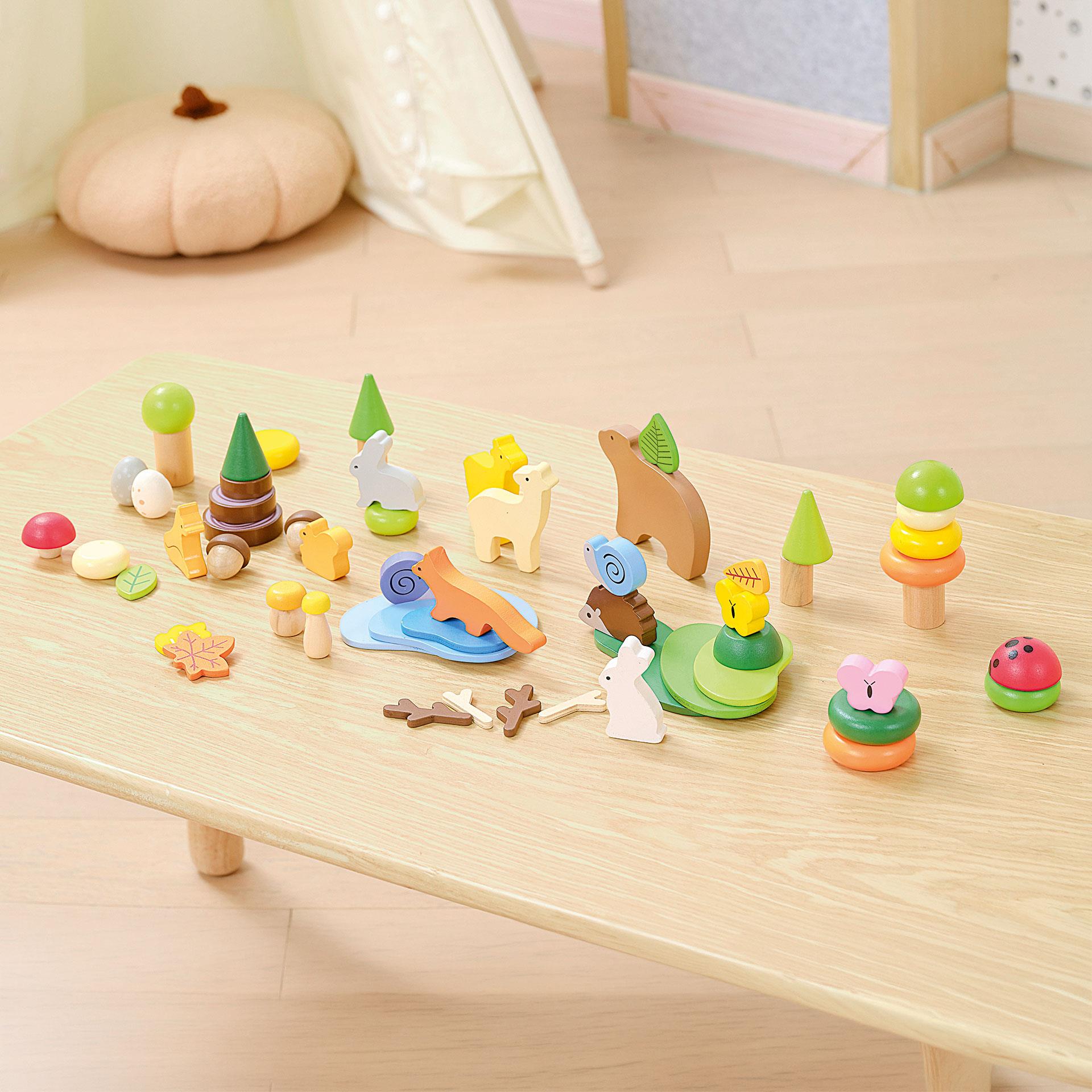 Holzbox mit bunten Holzteilen und Waldtier-Figuren