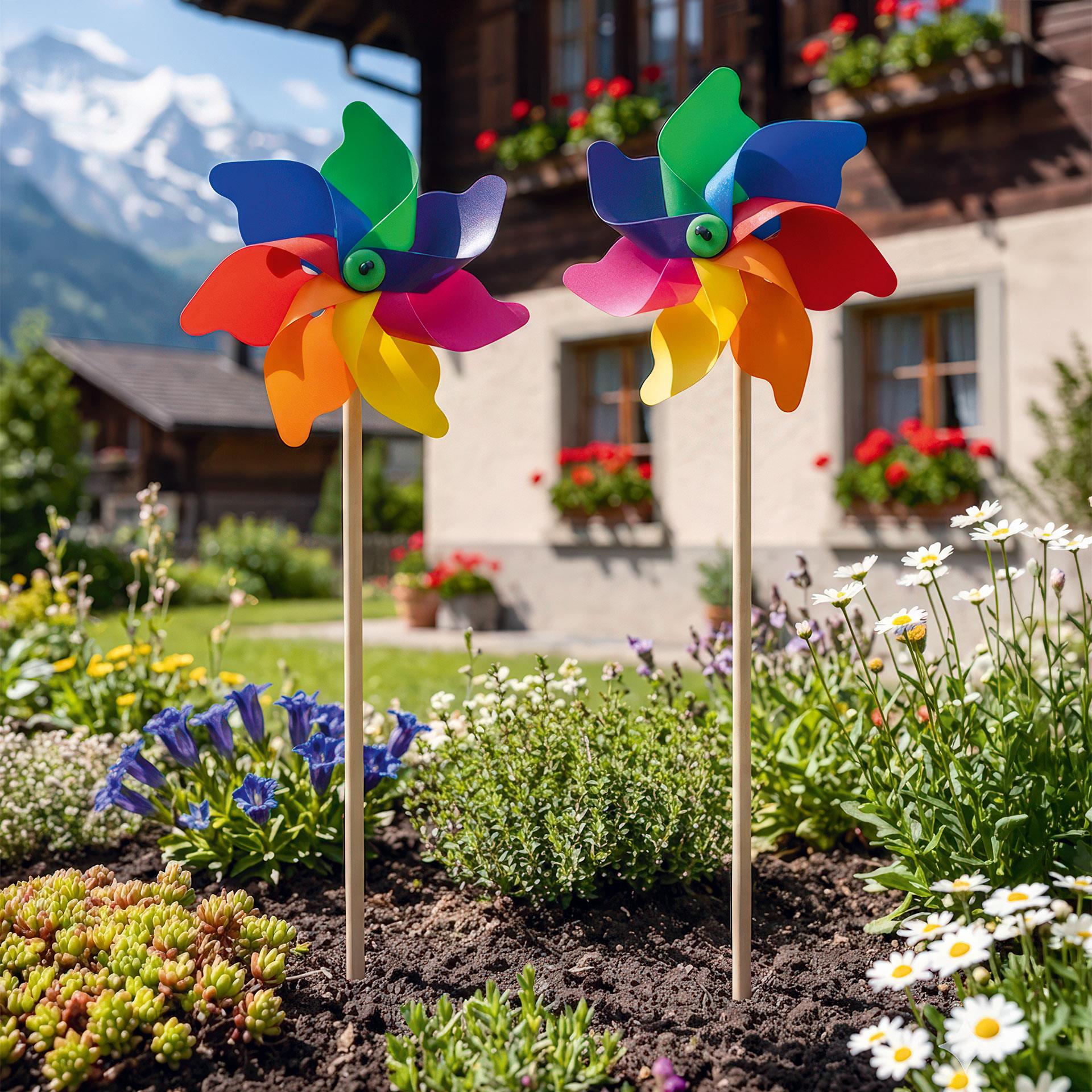Buntes Windrad mit regenbogenfarbenen Flügeln auf einem Holzstab für Garten, Balkon oder Blumentopf