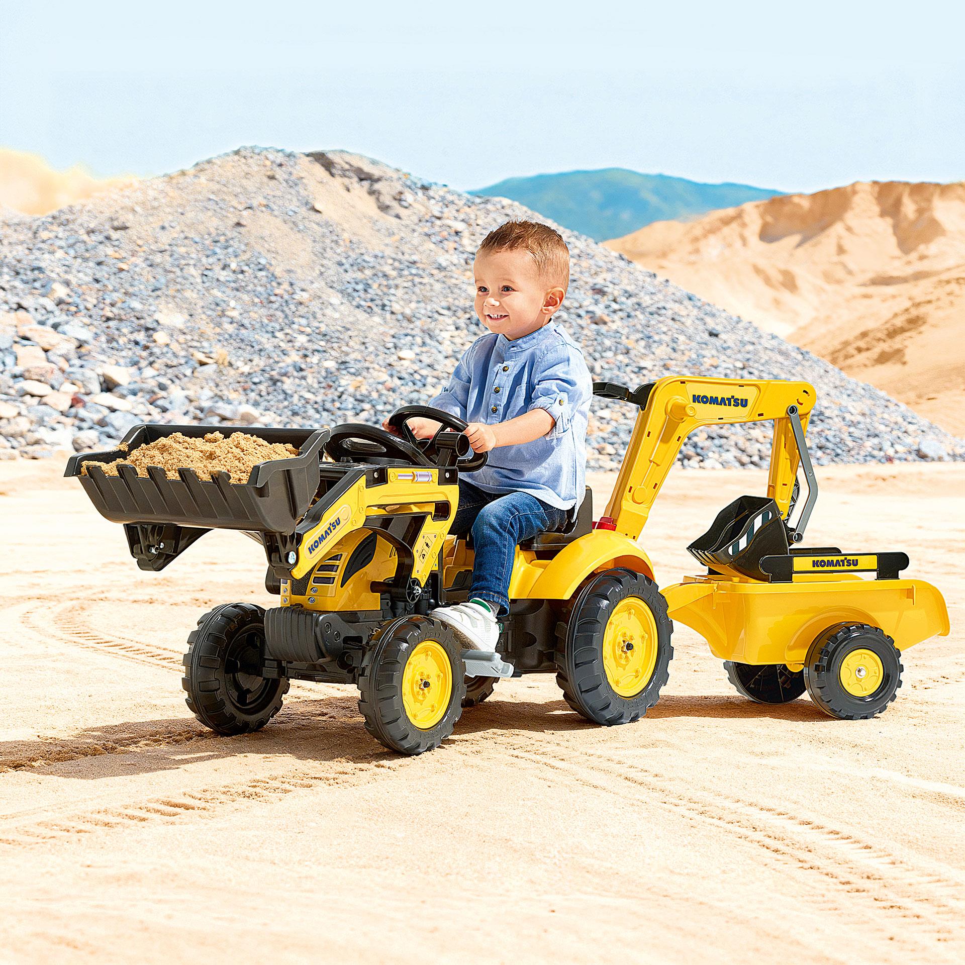 Gelber Kindertraktor Komatsu mit Frontlader, Baggerarm und Anhänger