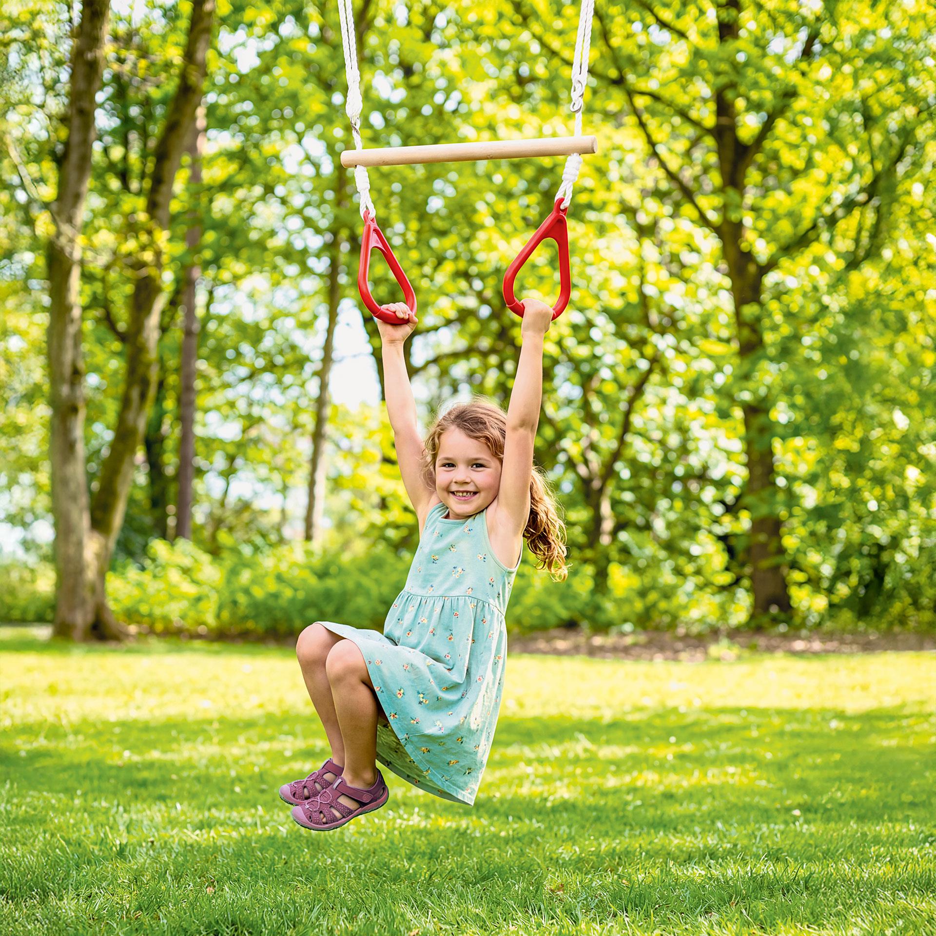 BEA Toys Trapezschaukel aus Vollholz mit 2 Turngriffen, längenverstellbaren Seilen und Metallringen für den Garten