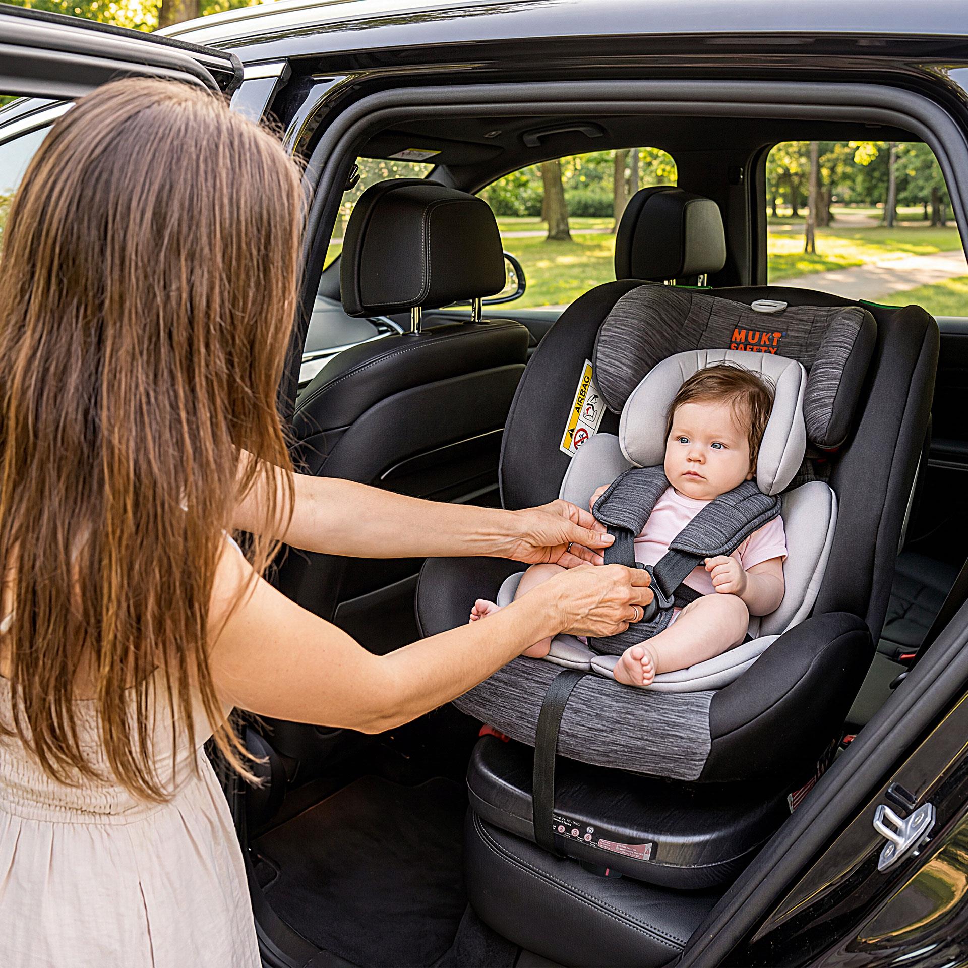 Ein drehbarer Isofix Kindersitz mit 360 Grad Schwenkfunktion, Liegefunktion und gepolsterter Kopf und Seitenstütze für Kinder von 40 bis 150 cm