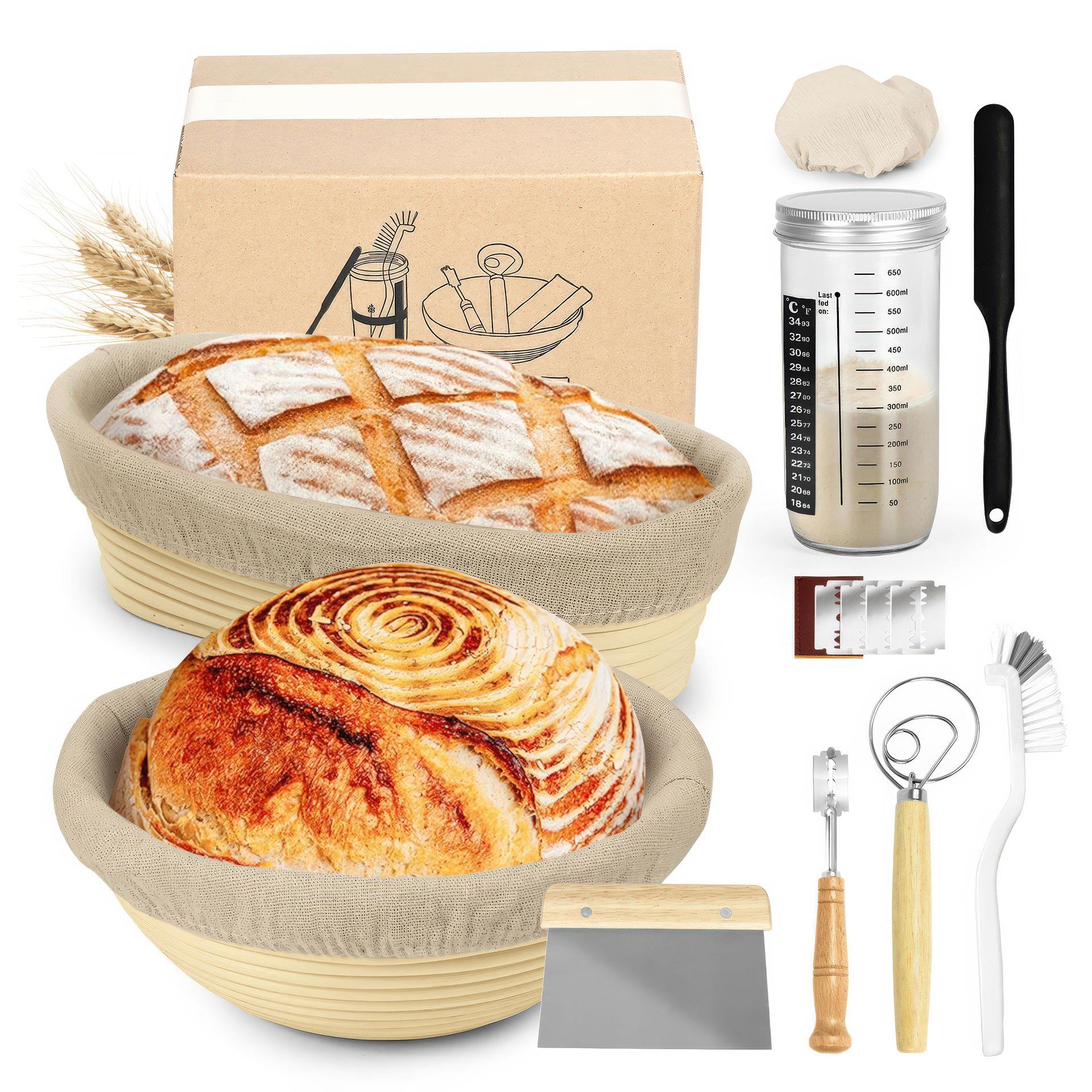 Komplettes Brotback-Set mit Sauerteig-Gärglas, zwei Gärkörben aus Peddigrohr und diversen Backwerkzeugen wie Mehlmischer und Teigschneider