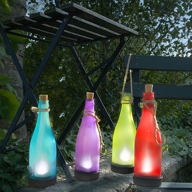 4 bottiglie in vetro a luce solare