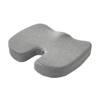 Sedersi su un cuscino ortopedico Memory Foam