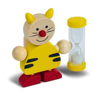 Kleine Katzenfigur aus Holz mit Sanduhr in ihrer linken Hand