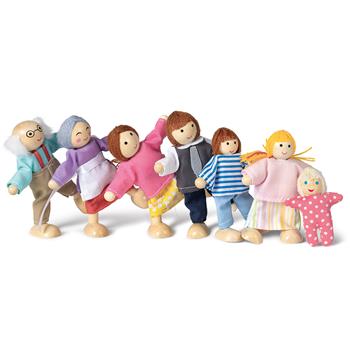 Sept poupées en bois avec des vêtements en tissu colorés représentant les membres d'une famille, alignées les unes à côté des autres, y compris une figurine de bébé