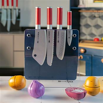 Set di coltelli giocattolo con quattro coltelli in legno di forme diverse in un ceppo con piastre in plastica e supporto in feltro per bambini dai 3 anni in su