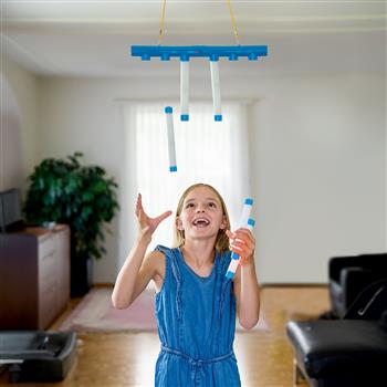 Giocattolo con supporto blu e 6 bastoncini, in cui i bambini devono reagire rapidamente ai bastoncini che cadono