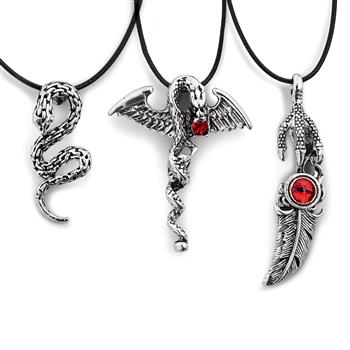 Trois colliers pour garçons avec pendentifs en argent en forme de serpent, de griffe de dragon et de créature mythique ailée, associés à des cordons en cire noire