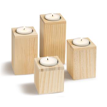Quatre bougeoirs en bois de différentes hauteurs avec bougies intégrées, idéaux pour peindre et décorer
