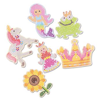 6 transparente Steckplatten mit Märchenmotiven wie Prinzessin, Einhorn und Krone, inklusive farbiger Designvorlagen