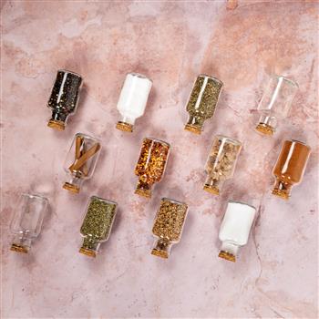 Piccole bottiglie di vetro con tappo in sughero, ideali per conservare spezie, erbe aromatiche o per progetti fai da te. Set da 12, capacità 125 ml